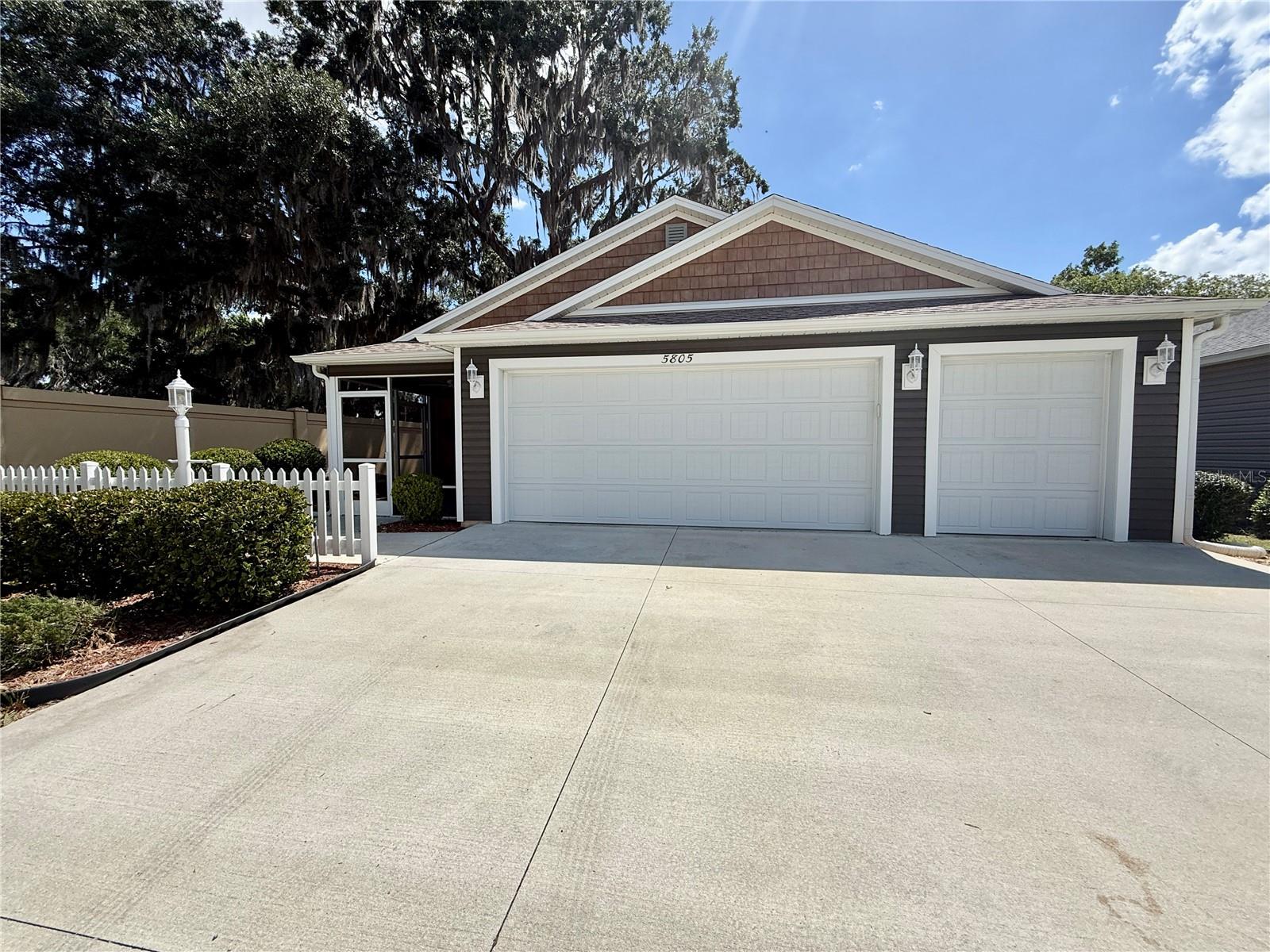 Single Family Residence in THE VILLAGES, FL - Daniel Dourado