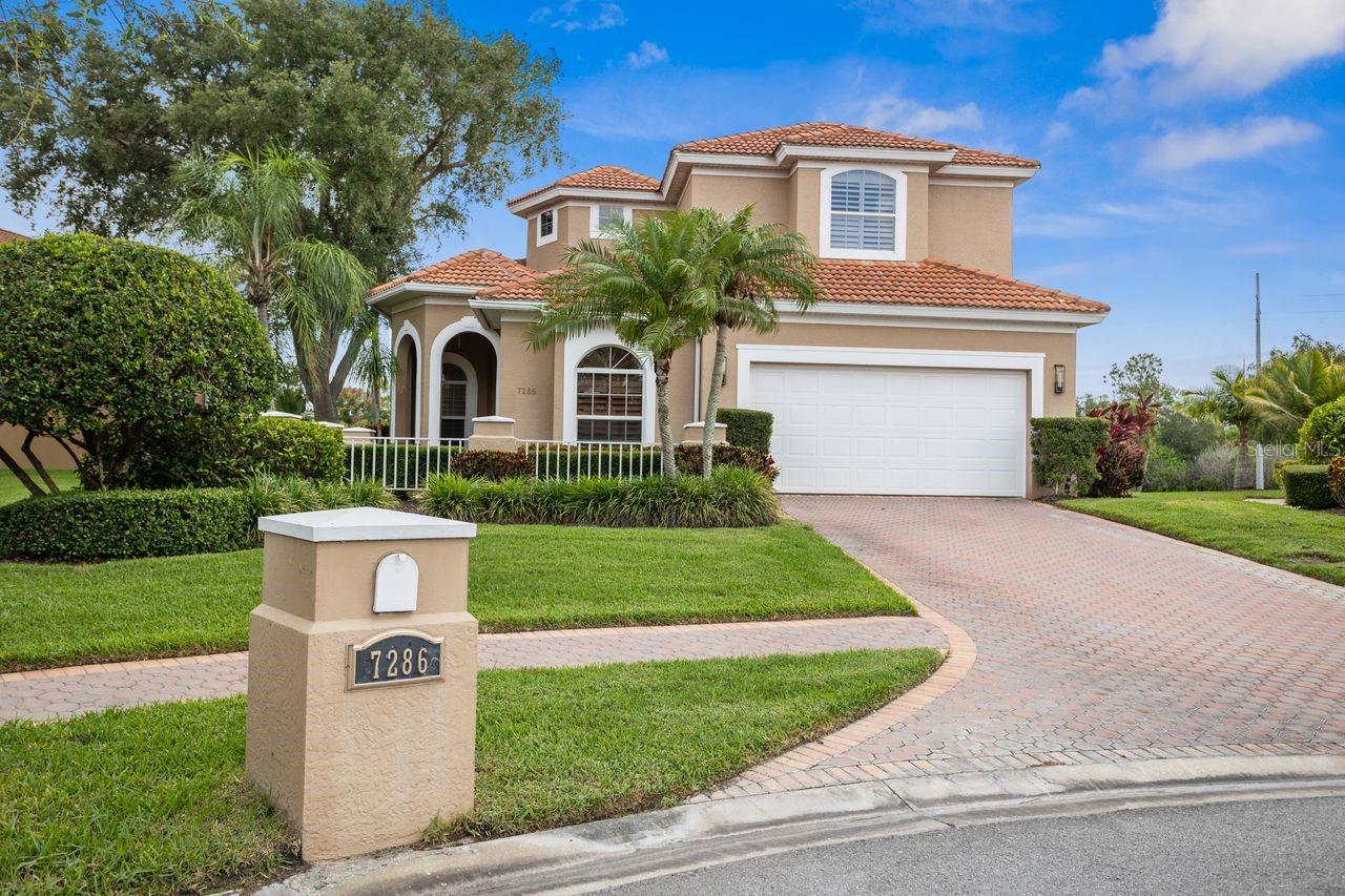Single Family Residence in SEMINOLE, FL - Daniel Dourado