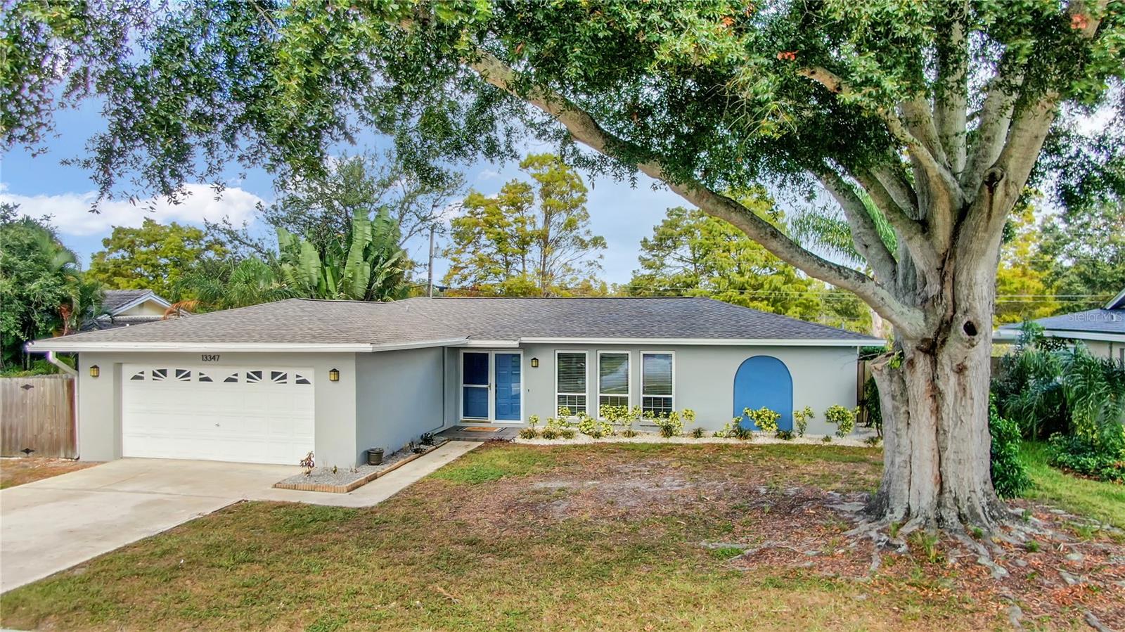 Single Family Residence in SEMINOLE, FL - Daniel Dourado