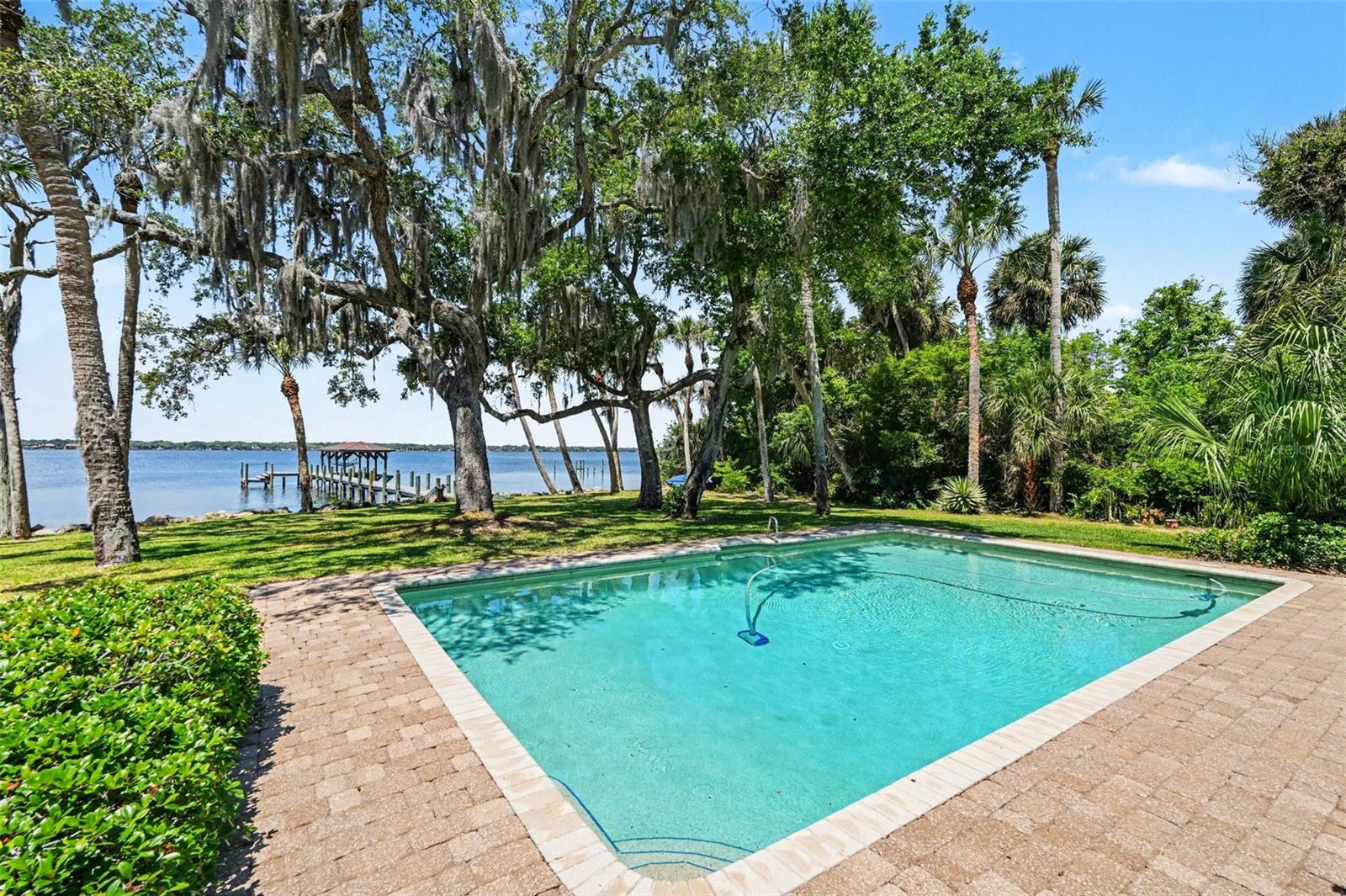 Single Family Residence em MERRITT ISLAND, FL - Daniel Dourado