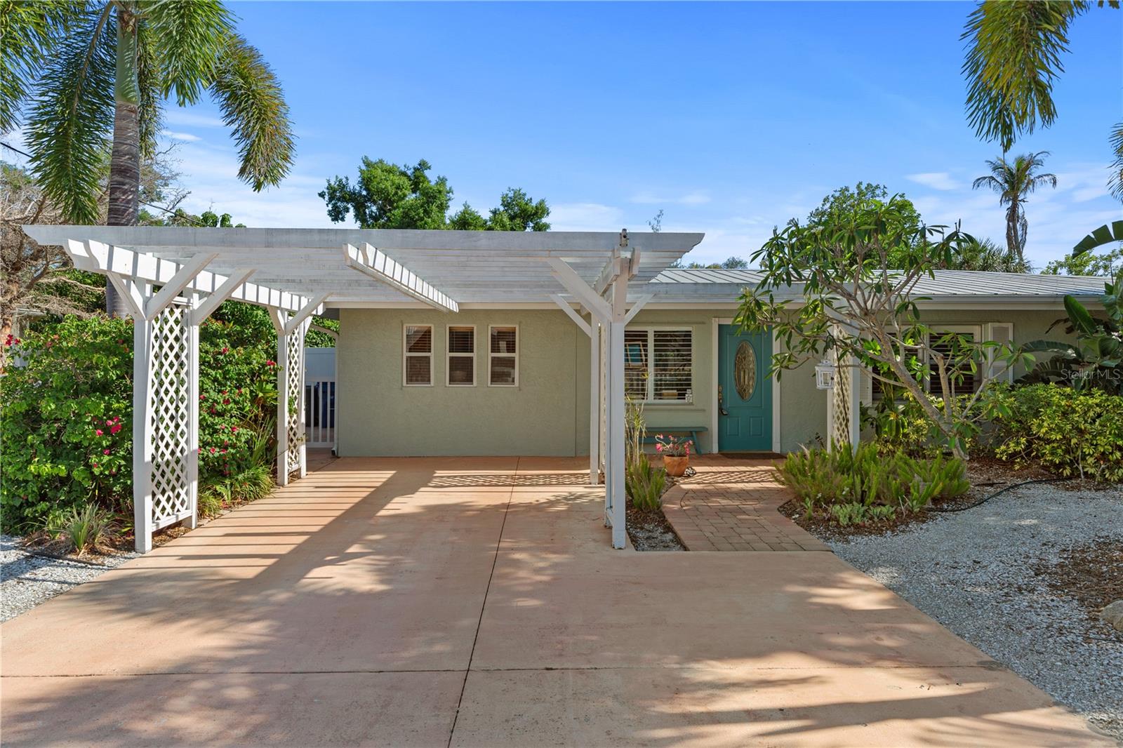 Single Family Residence in SARASOTA, FL - Daniel Dourado