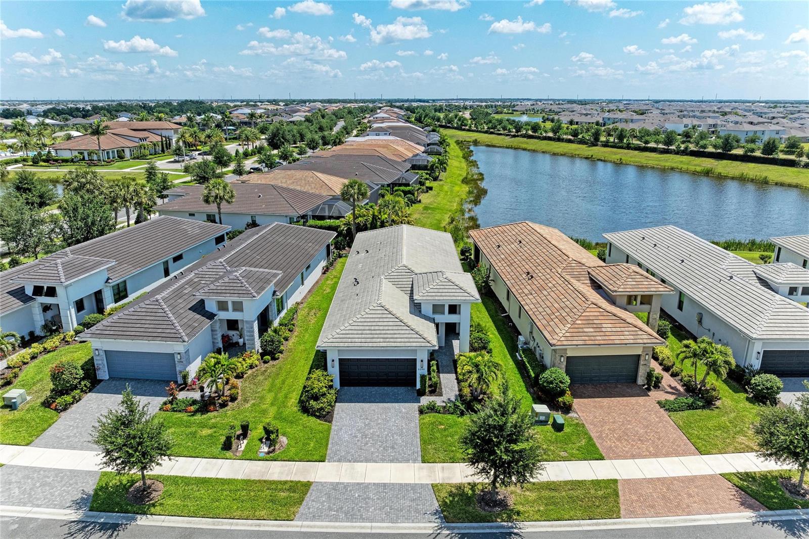 Single Family Residence in BRADENTON, FL - Daniel Dourado