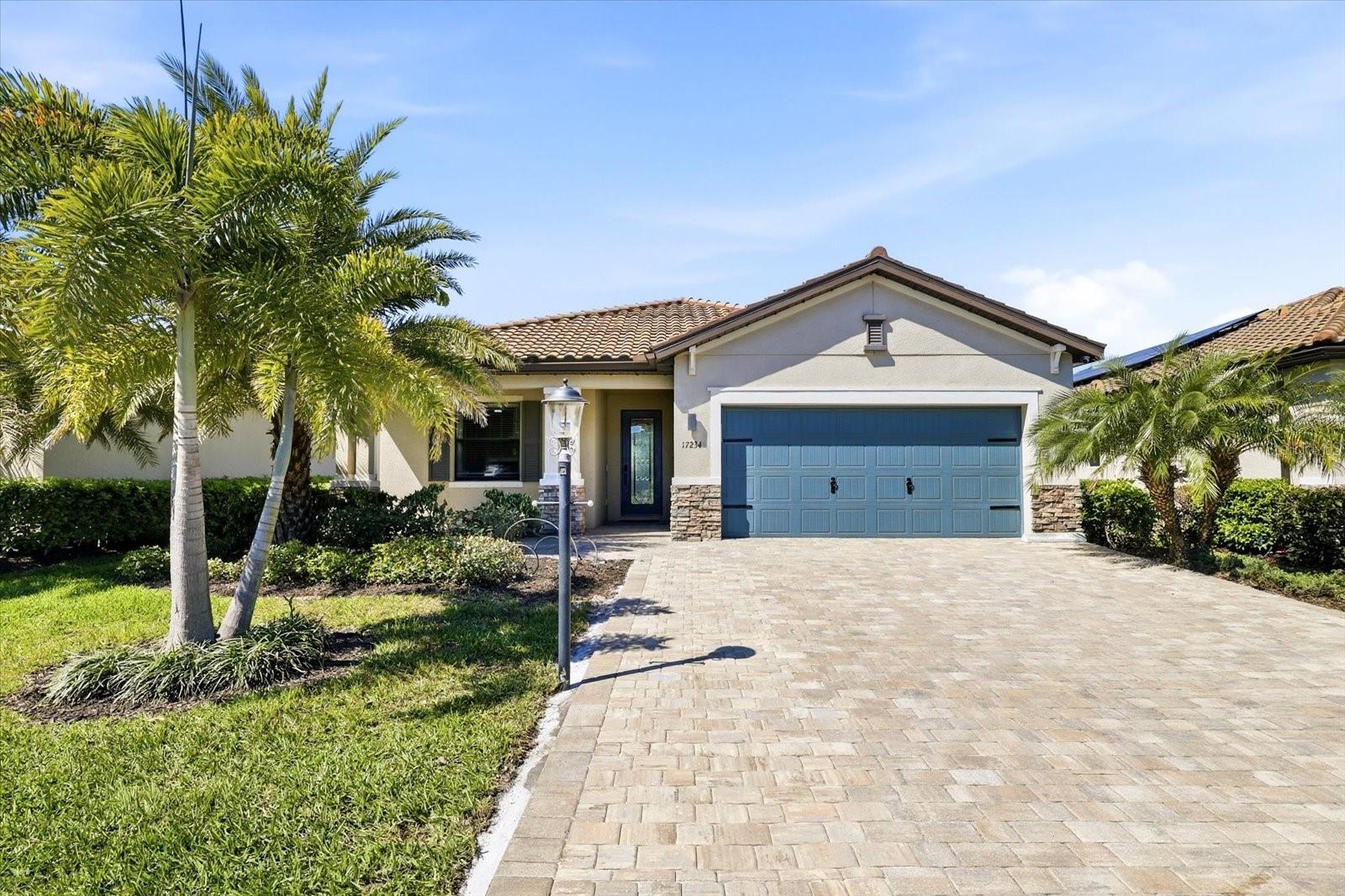 Single Family Residence in BRADENTON, FL - Daniel Dourado