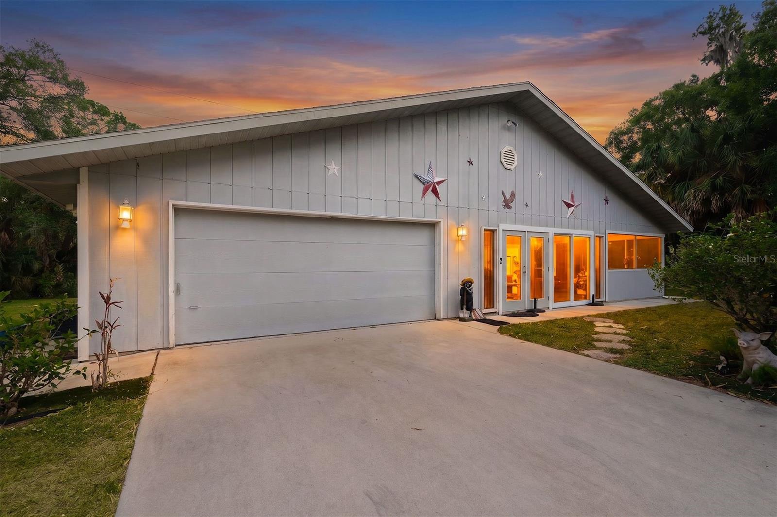 Single Family Residence in SARASOTA, FL - Daniel Dourado