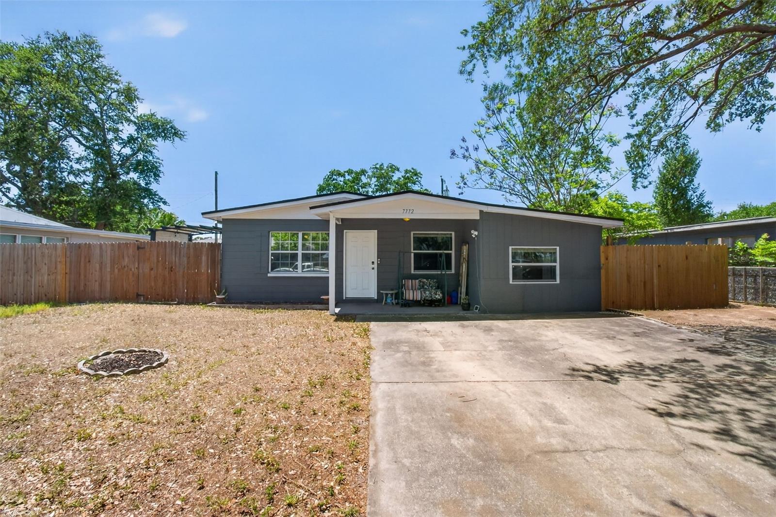Single Family Residence in SEMINOLE, FL - Daniel Dourado