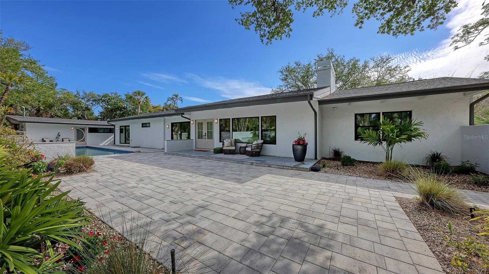 Single Family Residence in SARASOTA, FL - Daniel Dourado