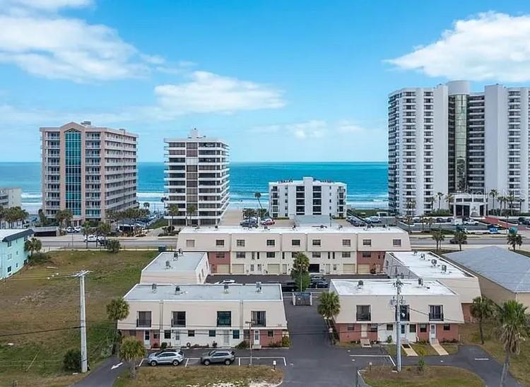 Townhouse in DAYTONA BEACH SHORES, FL - Daniel Dourado