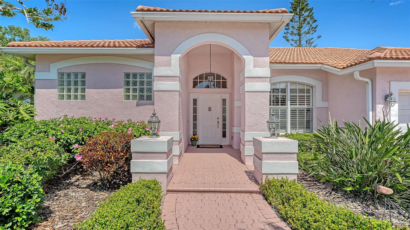 Single Family Residence in SARASOTA, FL - Daniel Dourado