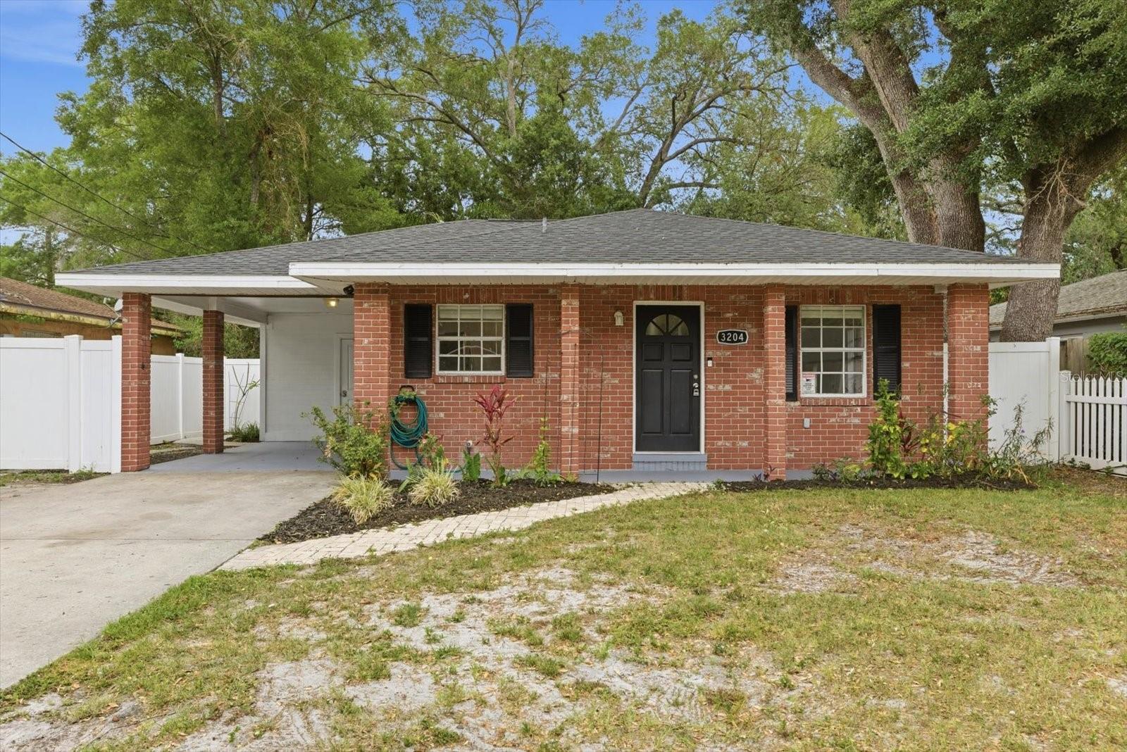 Single Family Residence in TAMPA, FL - Daniel Dourado