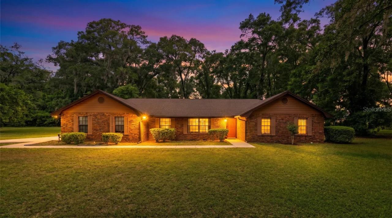 Single Family Residence in DELAND, FL - Daniel Dourado