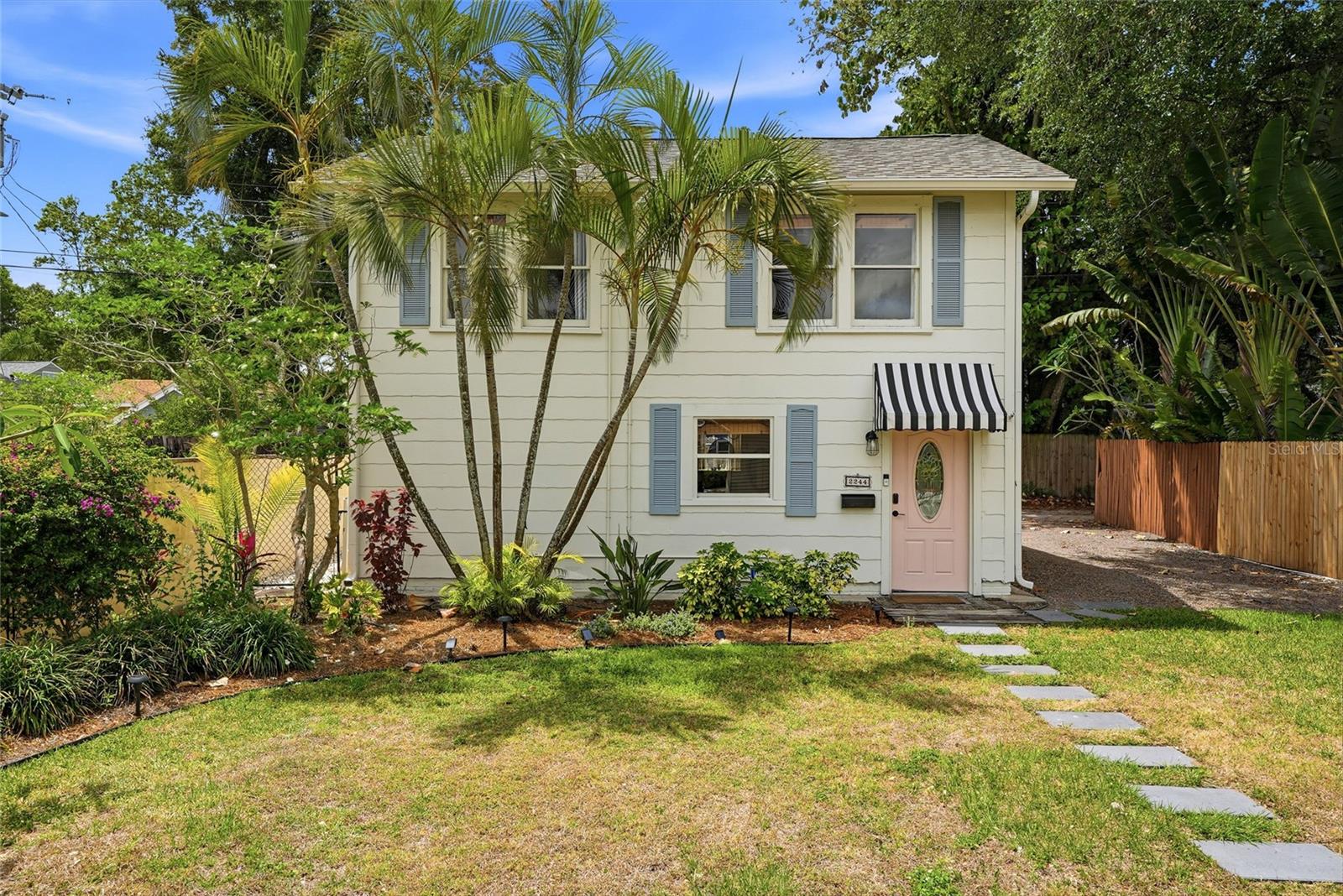 Single Family Residence in ST PETERSBURG, FL - Daniel Dourado