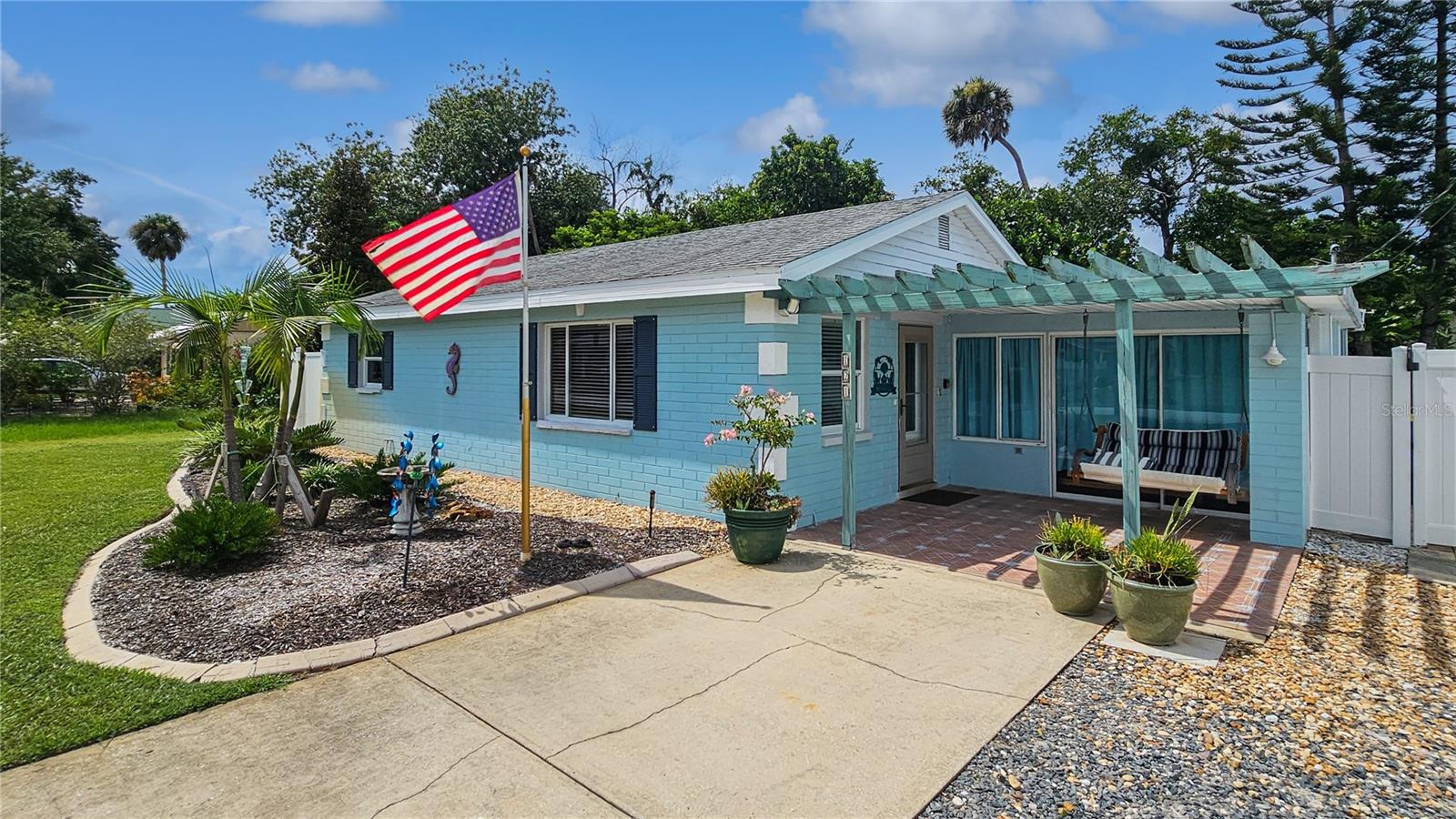 Single Family Residence in EDGEWATER, FL - Daniel Dourado