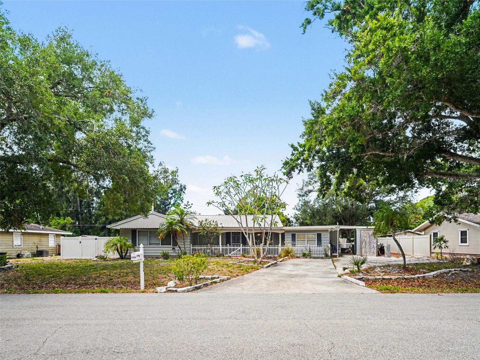Single Family Residence in SARASOTA, FL - Daniel Dourado