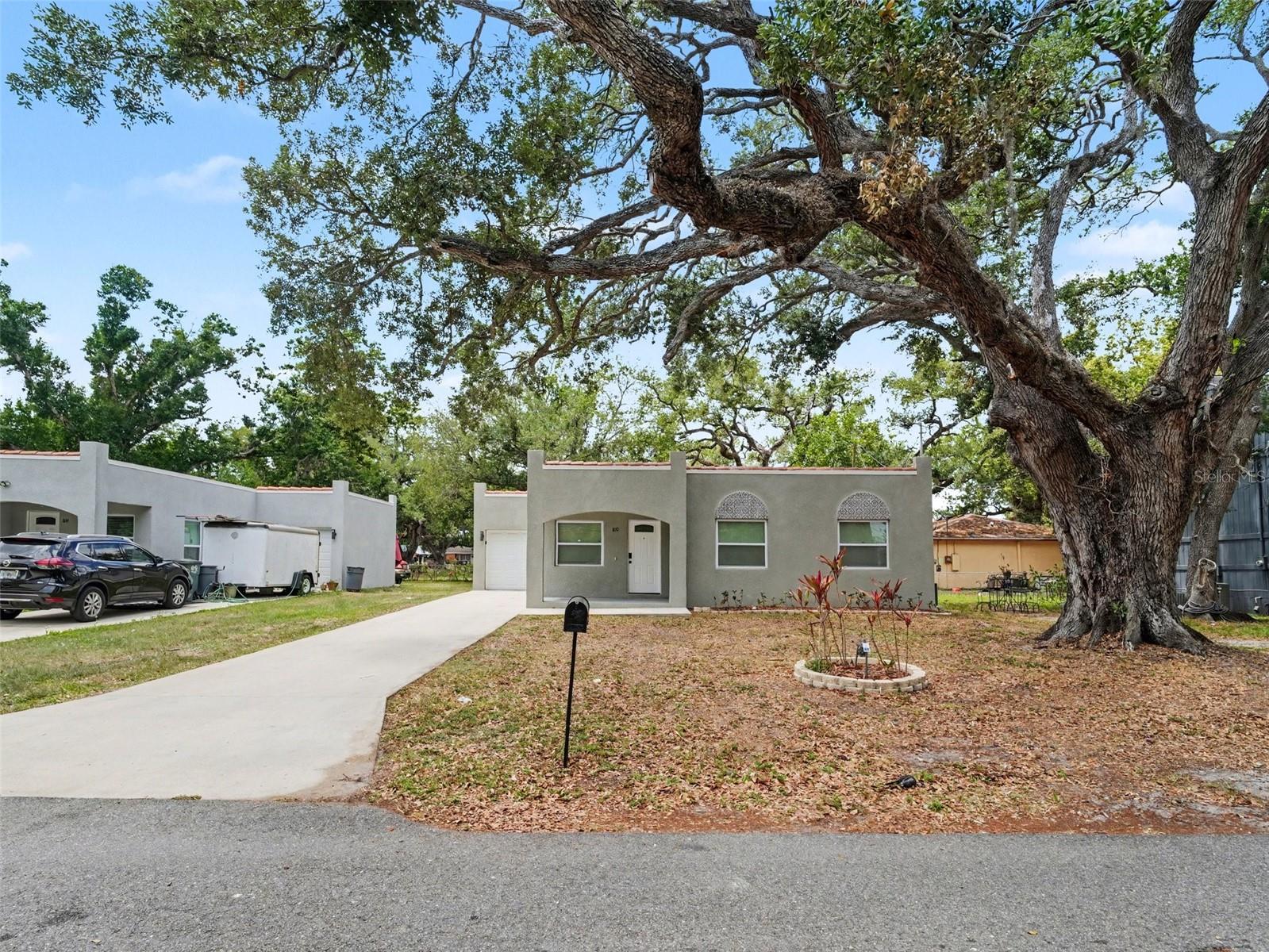 Single Family Residence in BRADENTON, FL - Daniel Dourado
