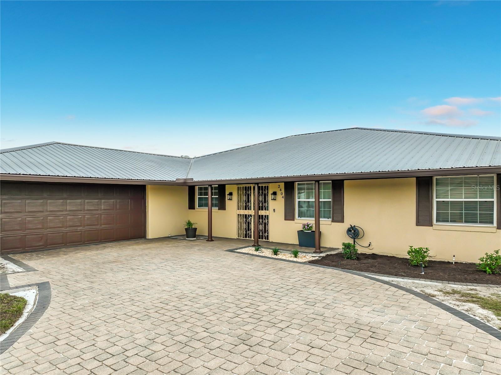 Single Family Residence in ORLANDO, FL - Daniel Dourado