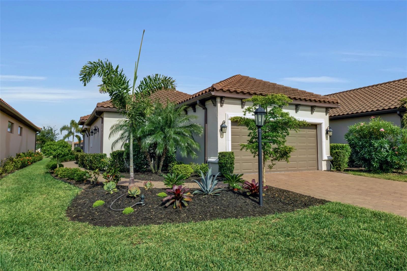 Single Family Residence in BRADENTON, FL - Daniel Dourado
