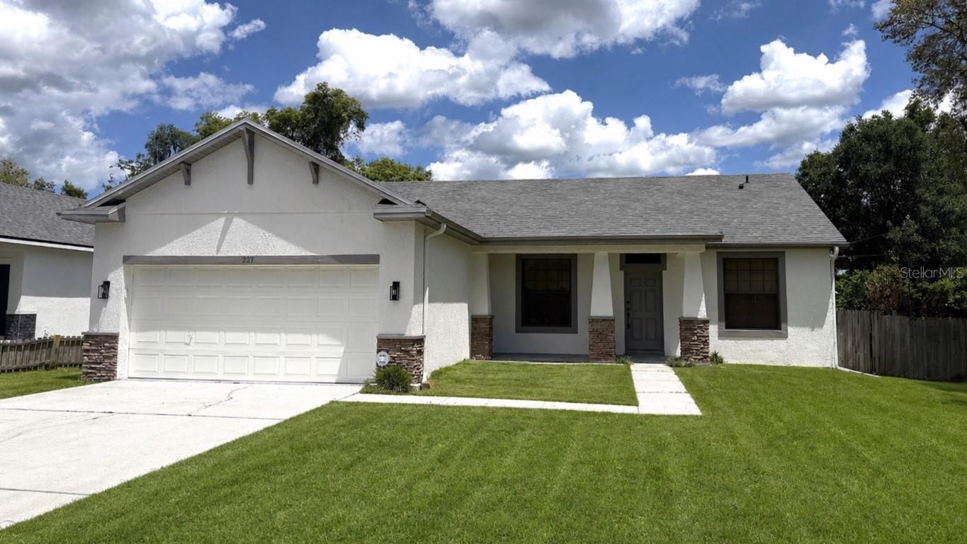 Single Family Residence in DELAND, FL - Daniel Dourado