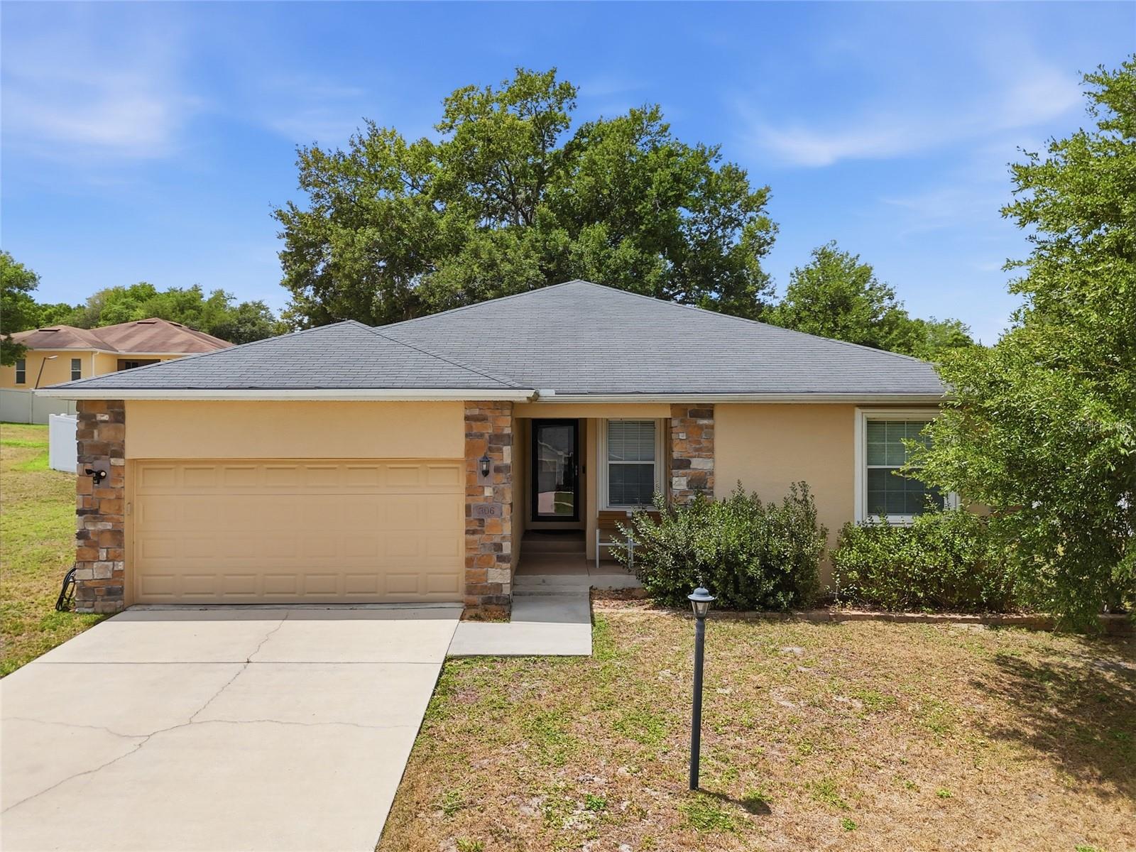 Single Family Residence in LADY LAKE, FL - Daniel Dourado