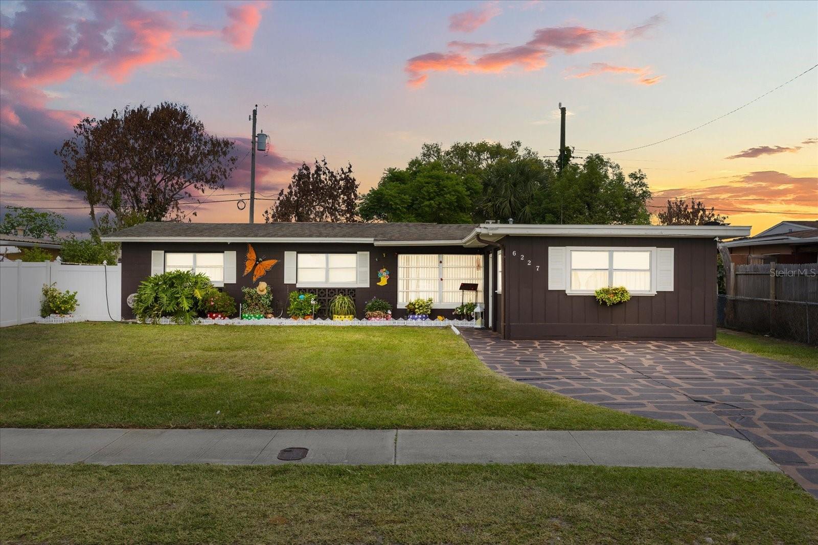 Single Family Residence in ORLANDO, FL - Daniel Dourado