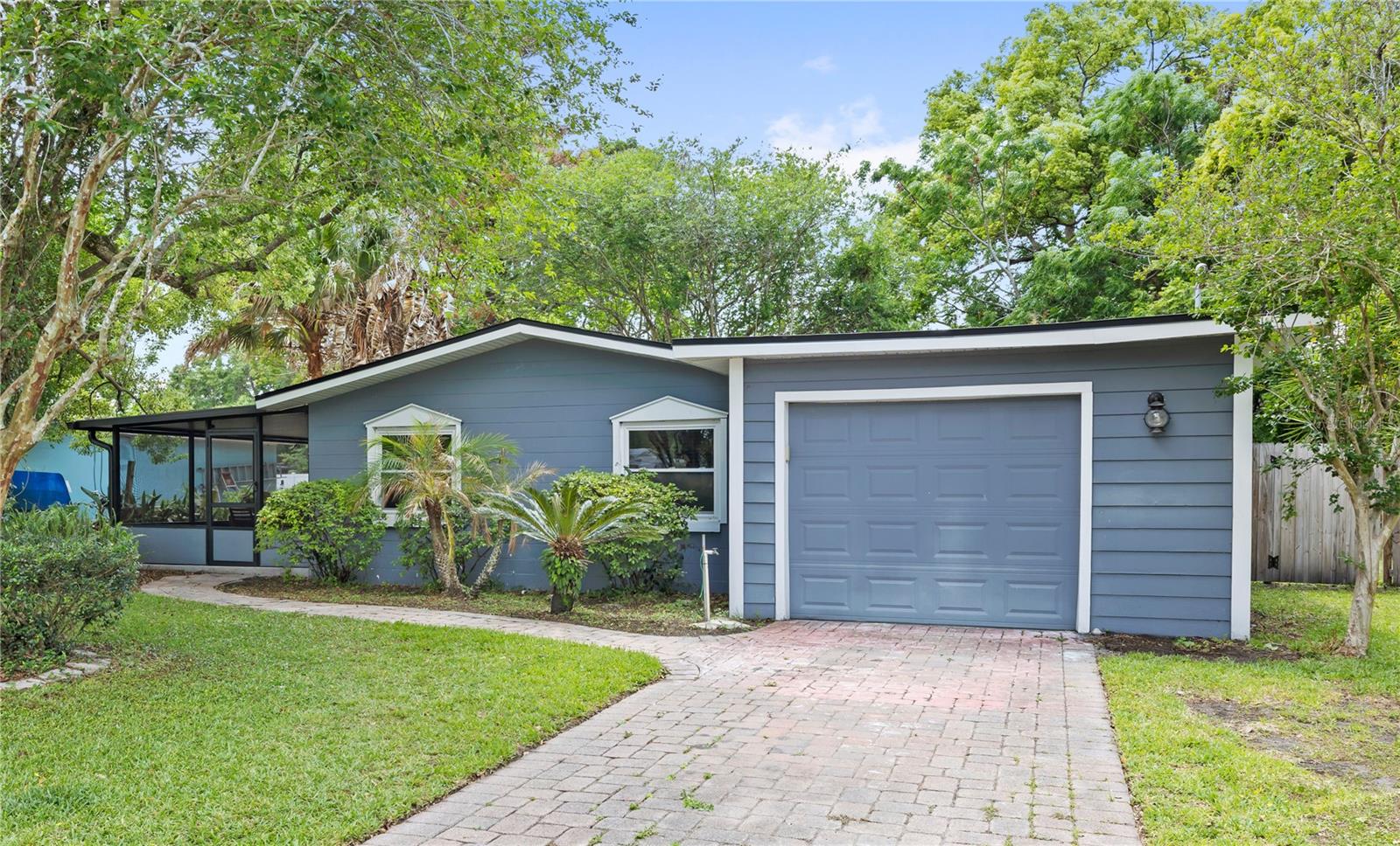 Single Family Residence in ORLANDO, FL - Daniel Dourado