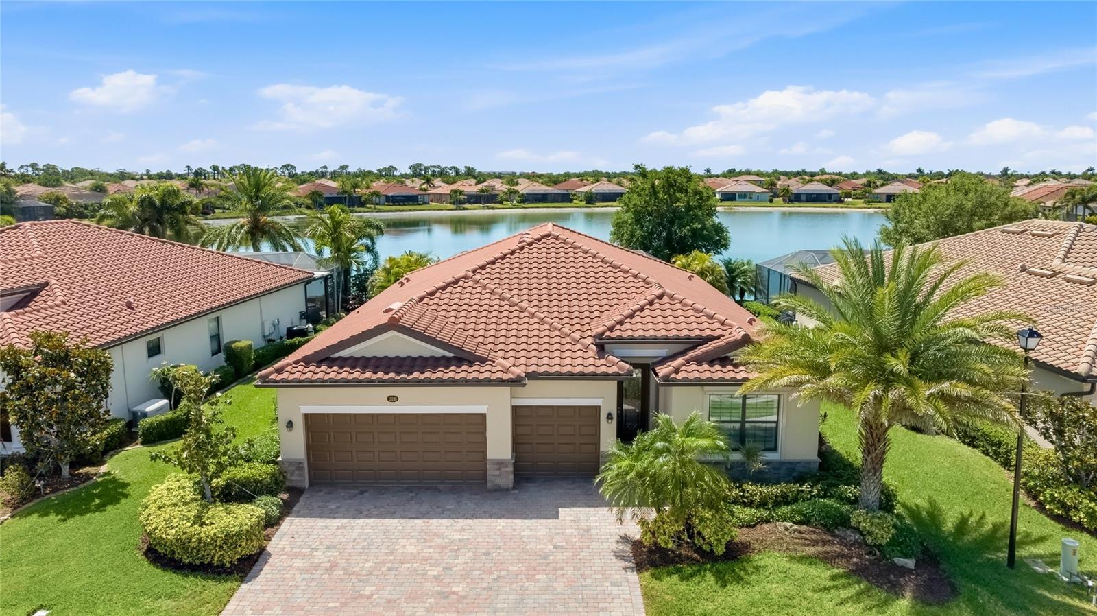 Single Family Residence in VENICE, FL - Daniel Dourado