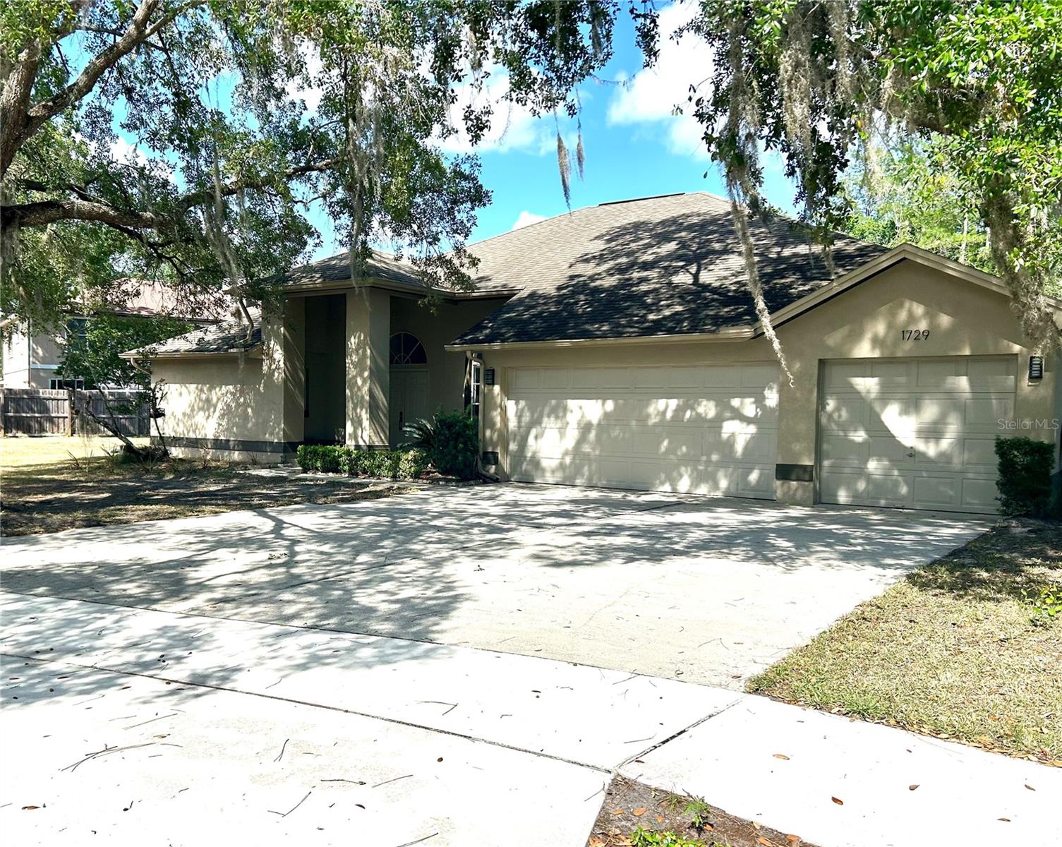 Single Family Residence in ORLANDO, FL - Daniel Dourado