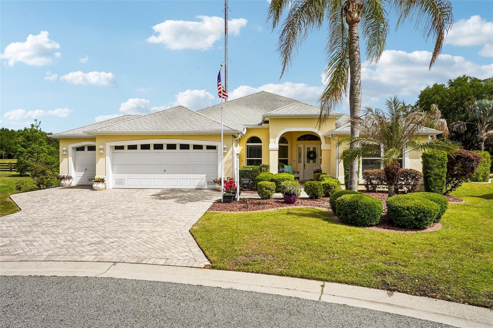 Single Family Residence in THE VILLAGES, FL - Daniel Dourado