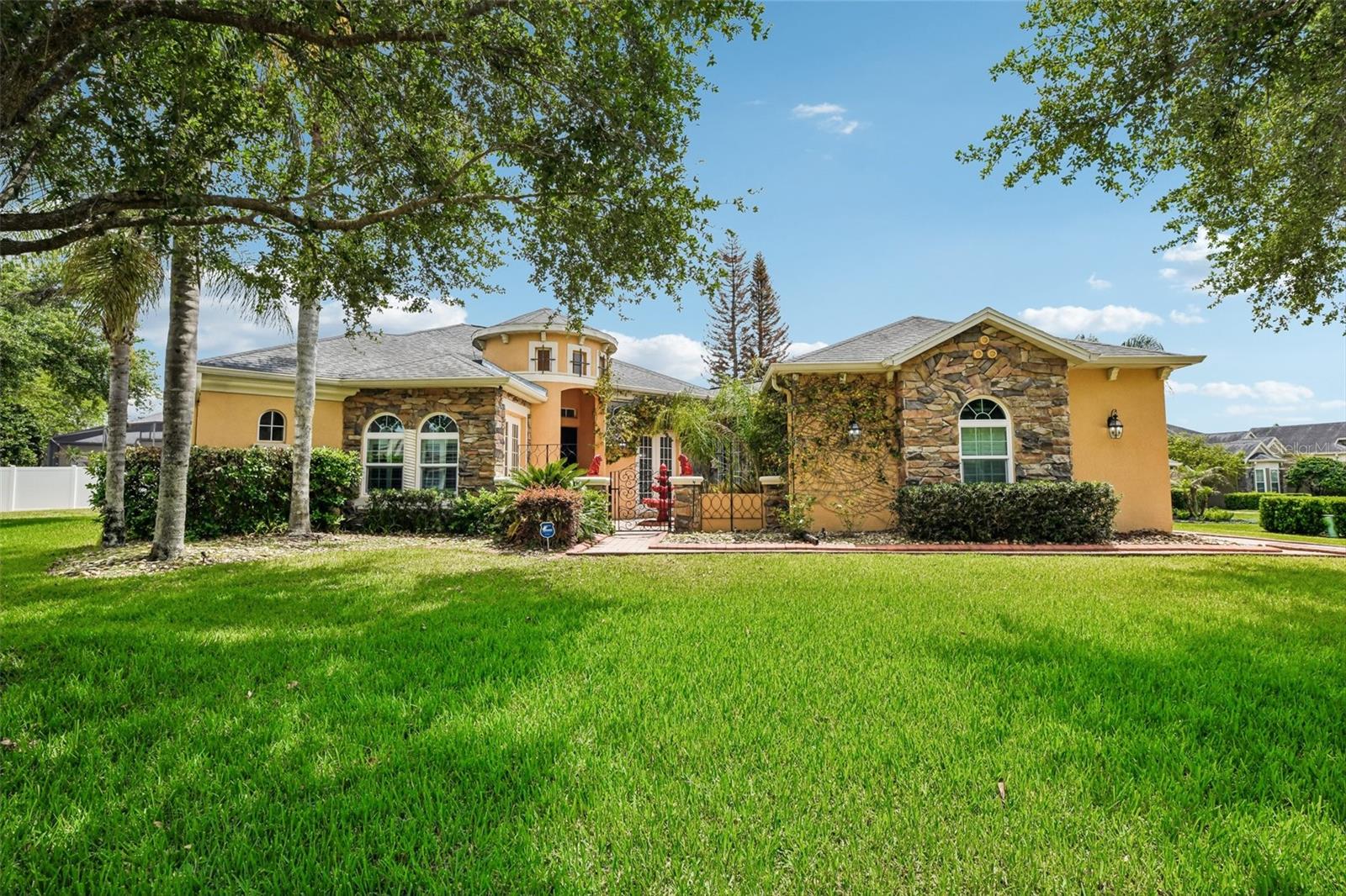 Single Family Residence in OVIEDO, FL - Daniel Dourado