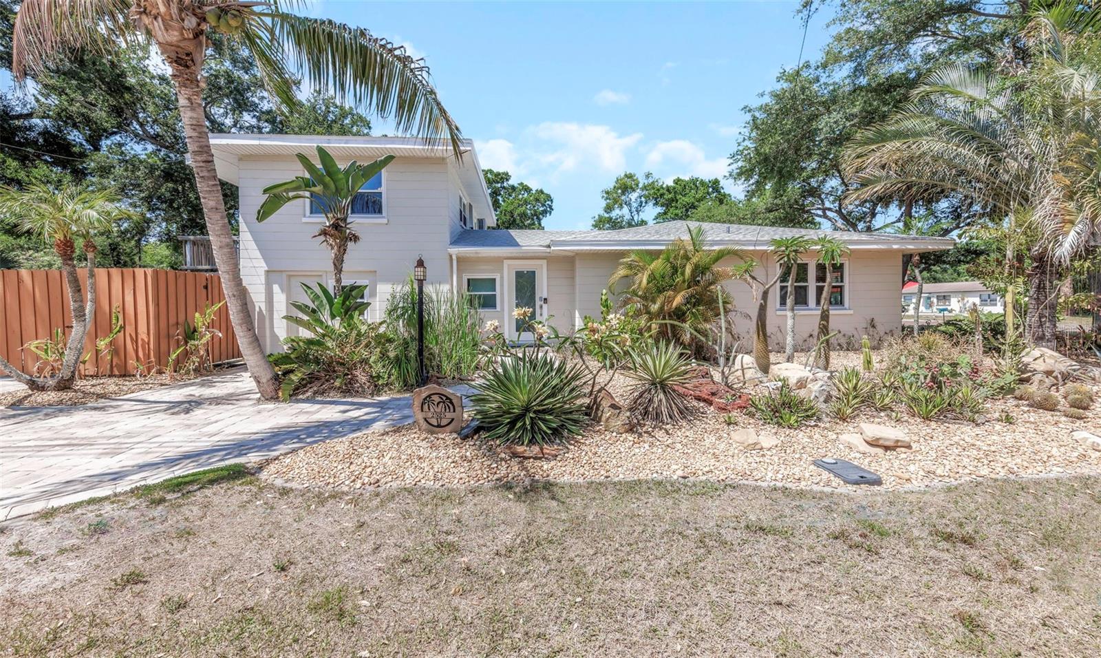 Single Family Residence in GULFPORT, FL - Daniel Dourado