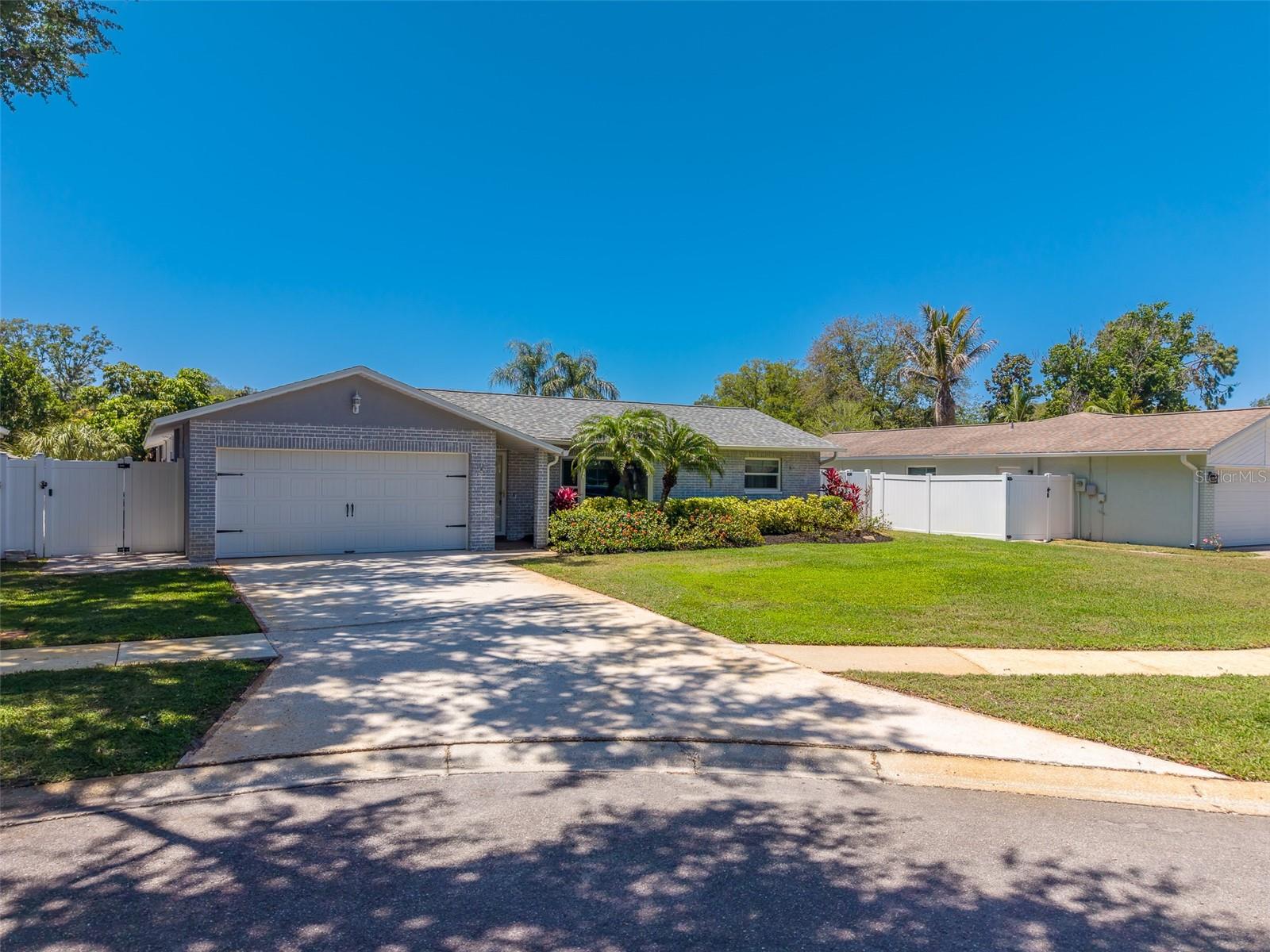 Single Family Residence in SEMINOLE, FL - Daniel Dourado