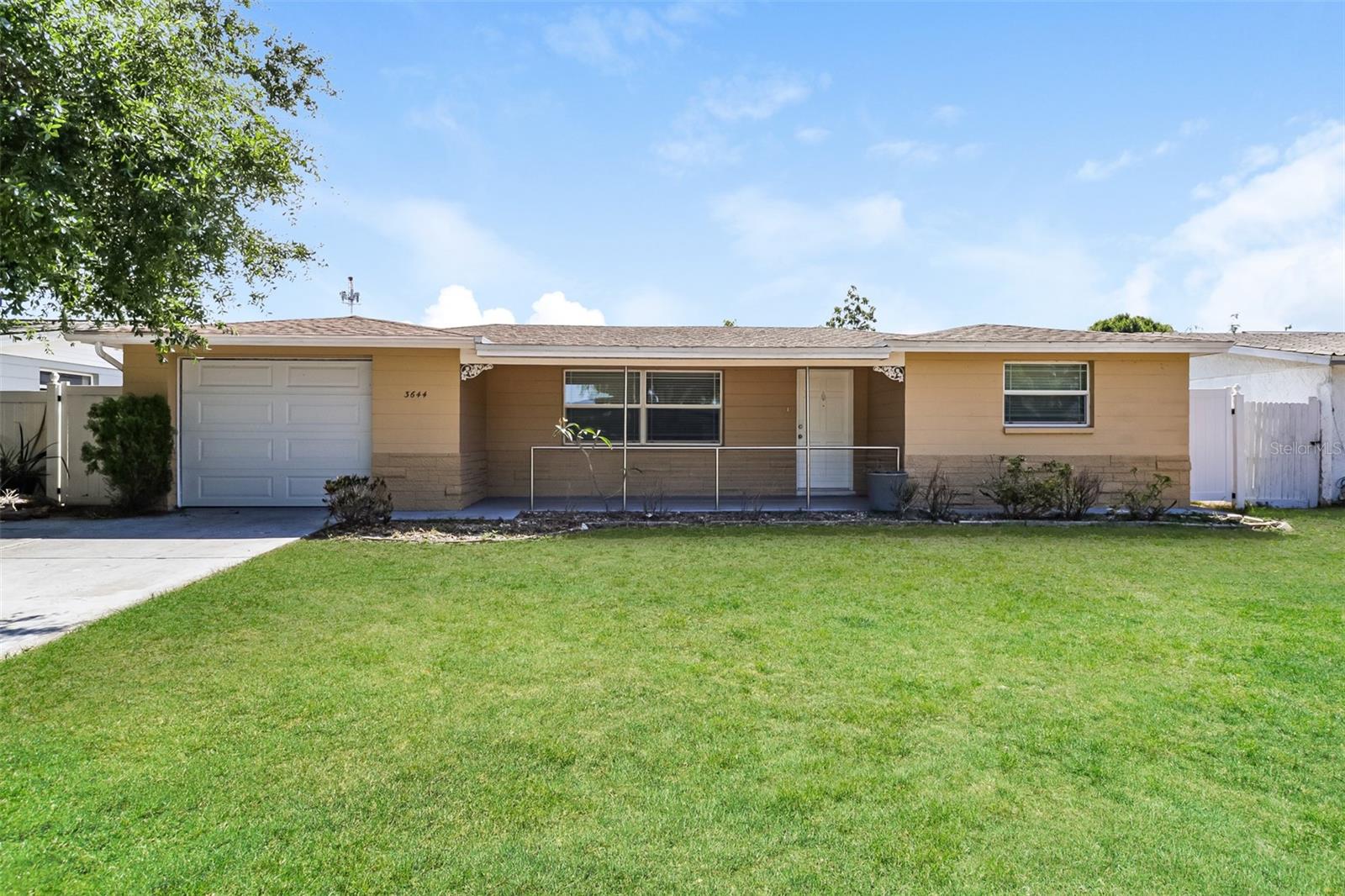 Single Family Residence in NEW PORT RICHEY, FL - Daniel Dourado