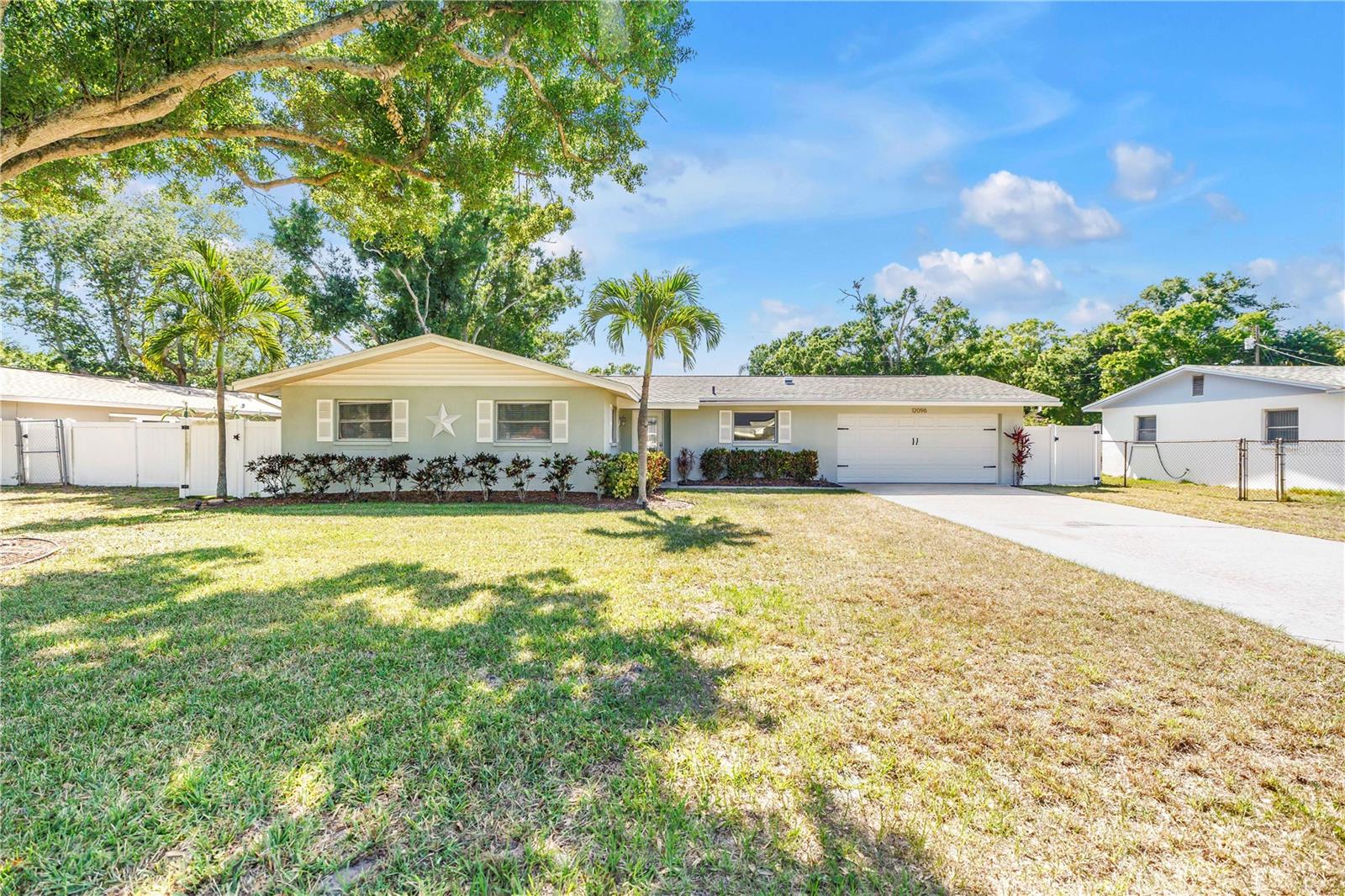 Single Family Residence in LARGO, FL - Daniel Dourado