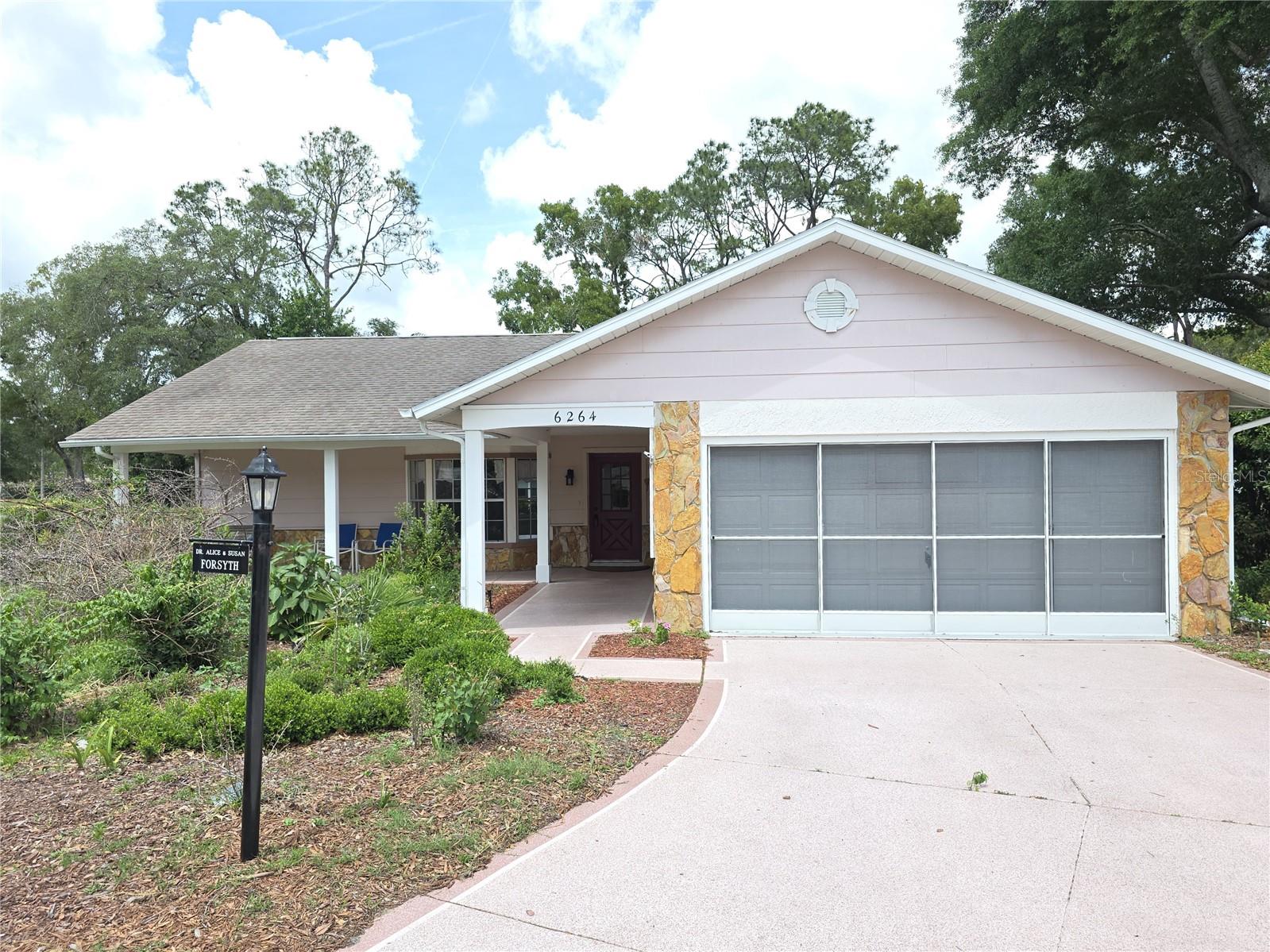 Single Family Residence em SPRING HILL, FL - Daniel Dourado