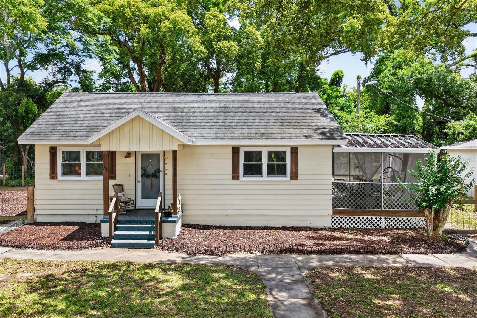 Single Family Residence in MOUNT DORA, FL - Daniel Dourado