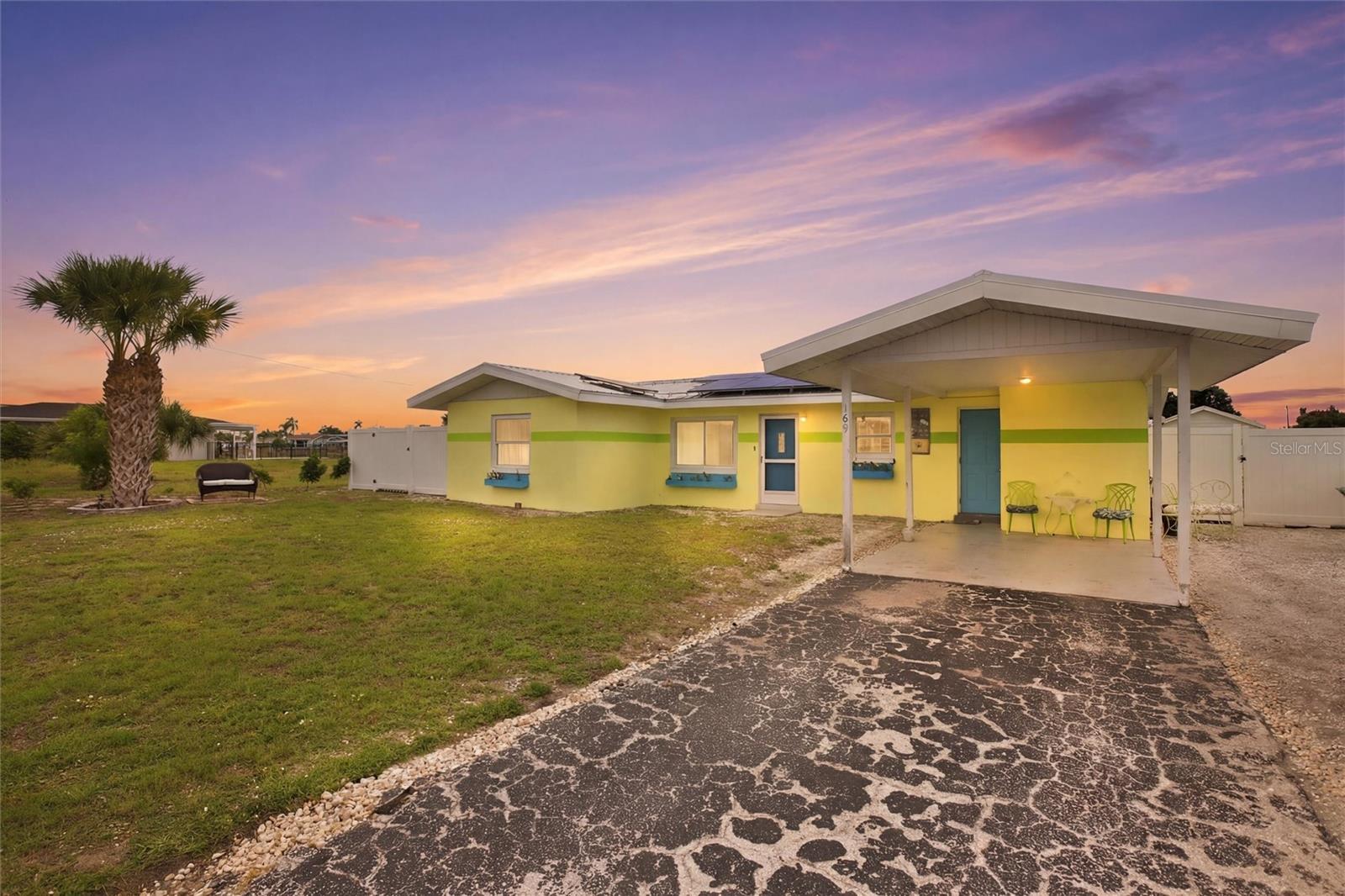 Single Family Residence em PORT CHARLOTTE, FL - Daniel Dourado
