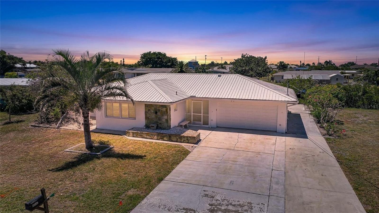 Single Family Residence em PORT CHARLOTTE, FL - Daniel Dourado
