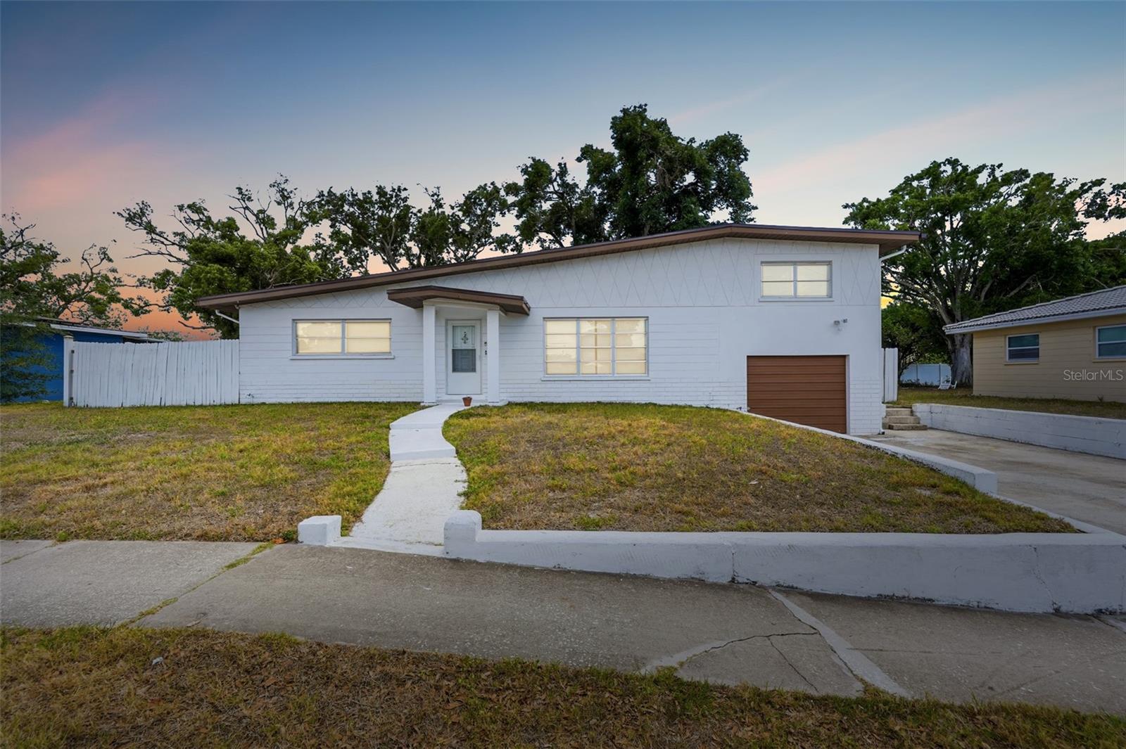 Single Family Residence in SEMINOLE, FL - Daniel Dourado