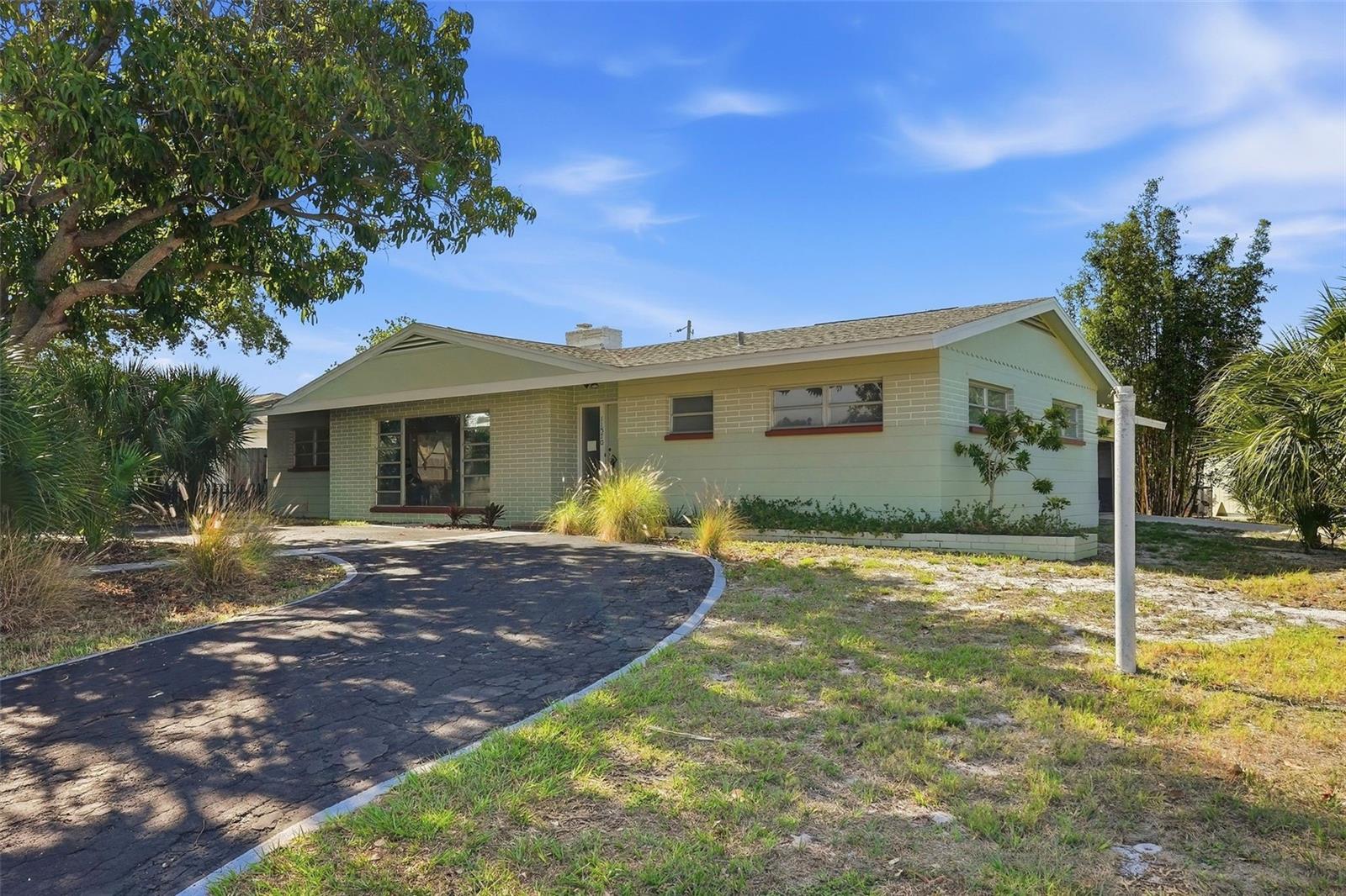 Single Family Residence in SEMINOLE, FL - Daniel Dourado