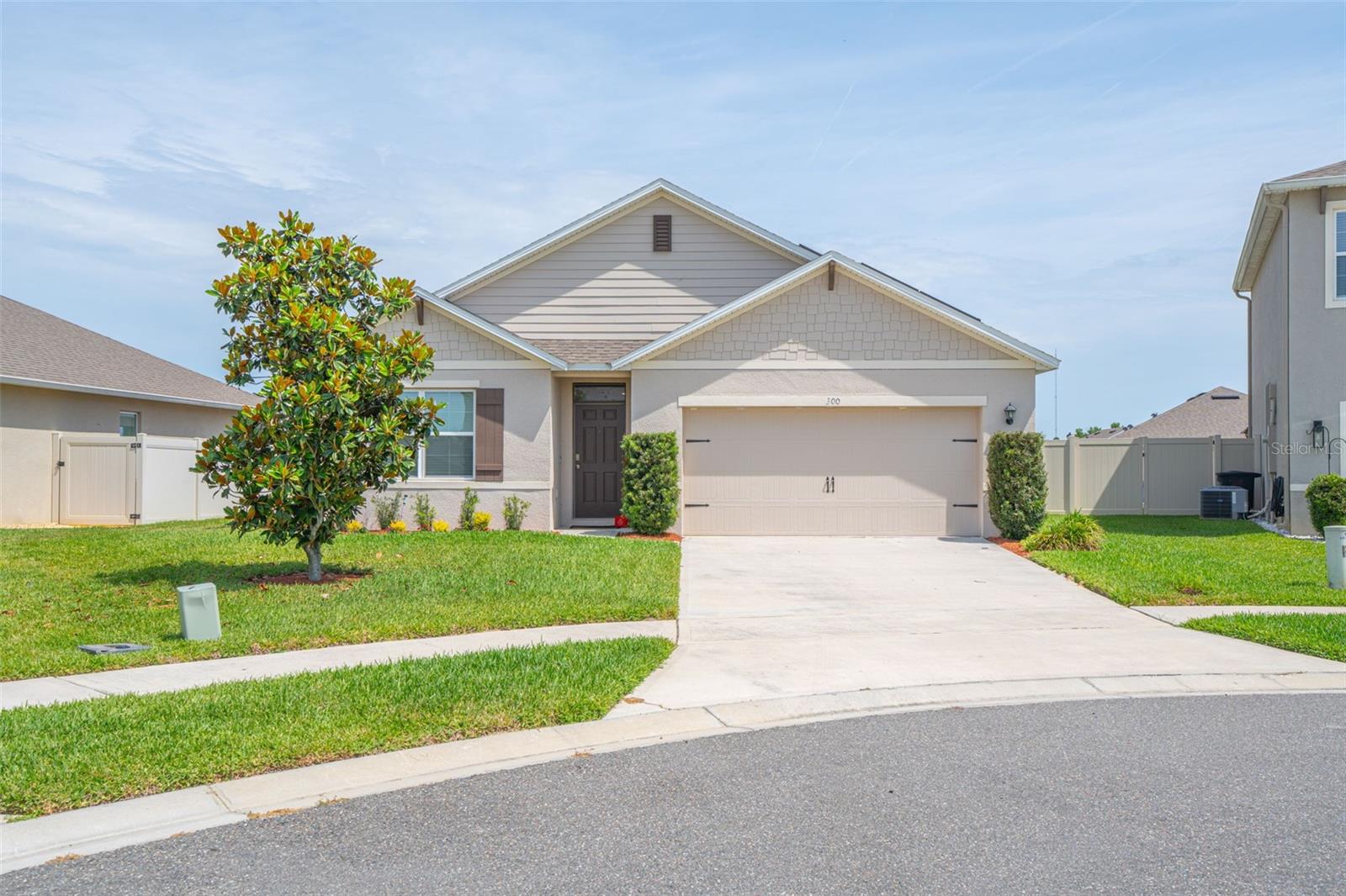 Single Family Residence in DEBARY, FL - Daniel Dourado