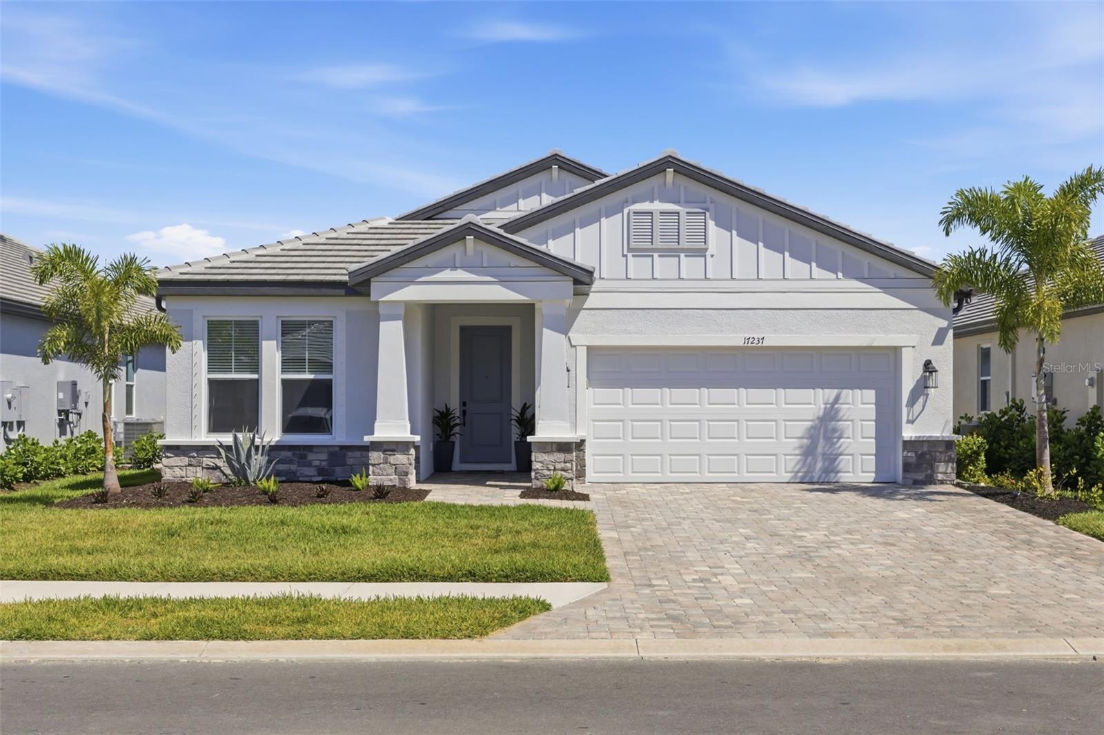 Single Family Residence in BRADENTON, FL - Daniel Dourado