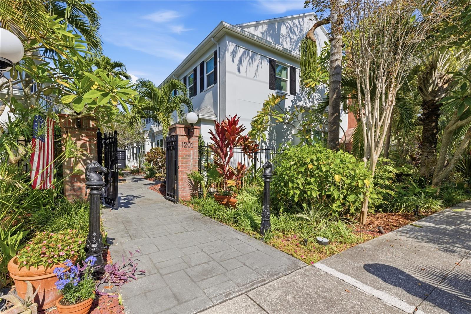 Condominium in TAMPA, FL - Daniel Dourado