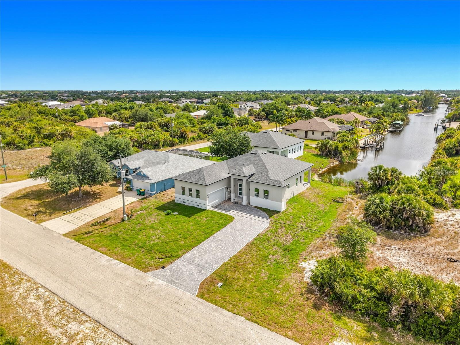Single Family Residence em PORT CHARLOTTE, FL - Daniel Dourado