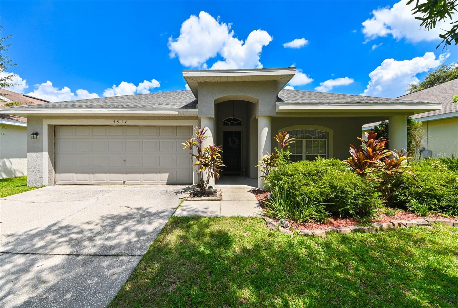 Single Family Residence in LUTZ, FL - Daniel Dourado
