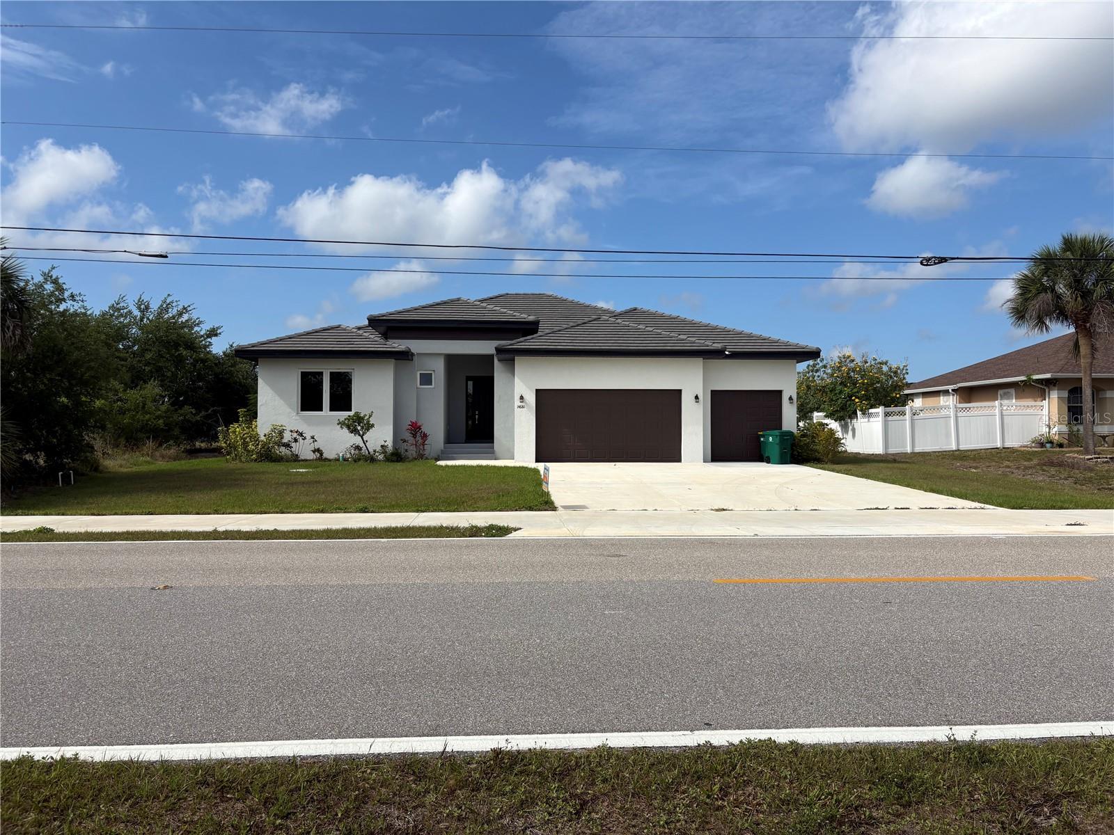 Single Family Residence em PORT CHARLOTTE, FL - Daniel Dourado