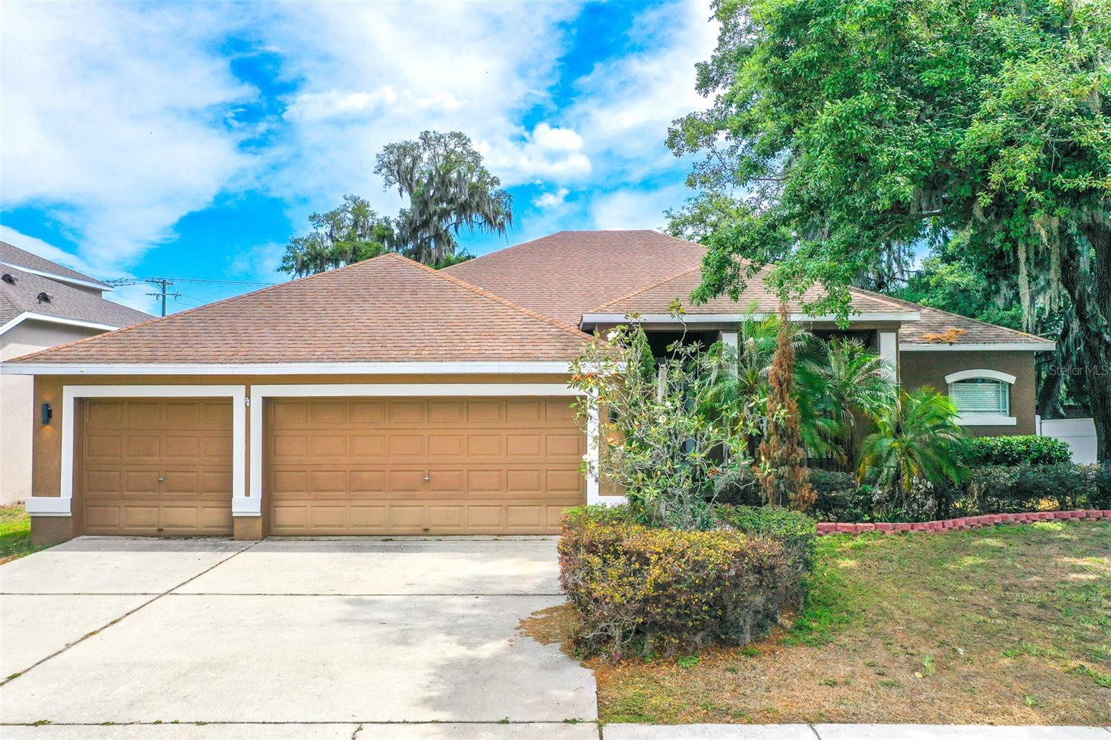 Single Family Residence in VALRICO, FL - Daniel Dourado