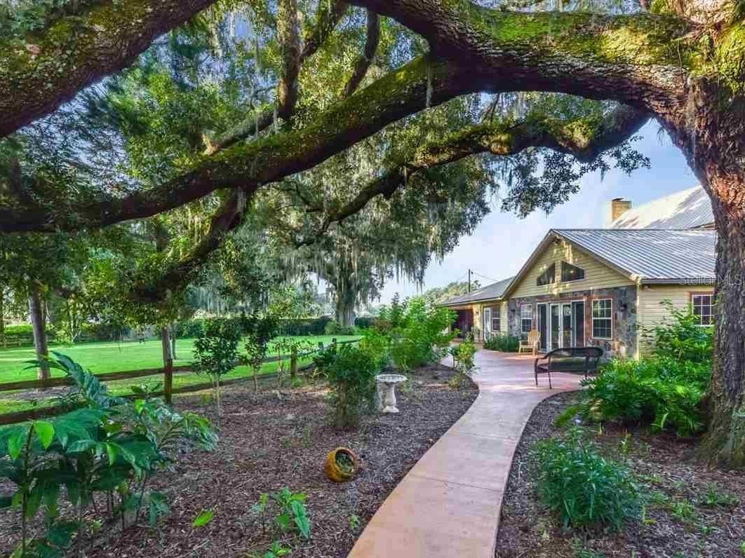 Single Family Residence in TRENTON, FL - Daniel Dourado