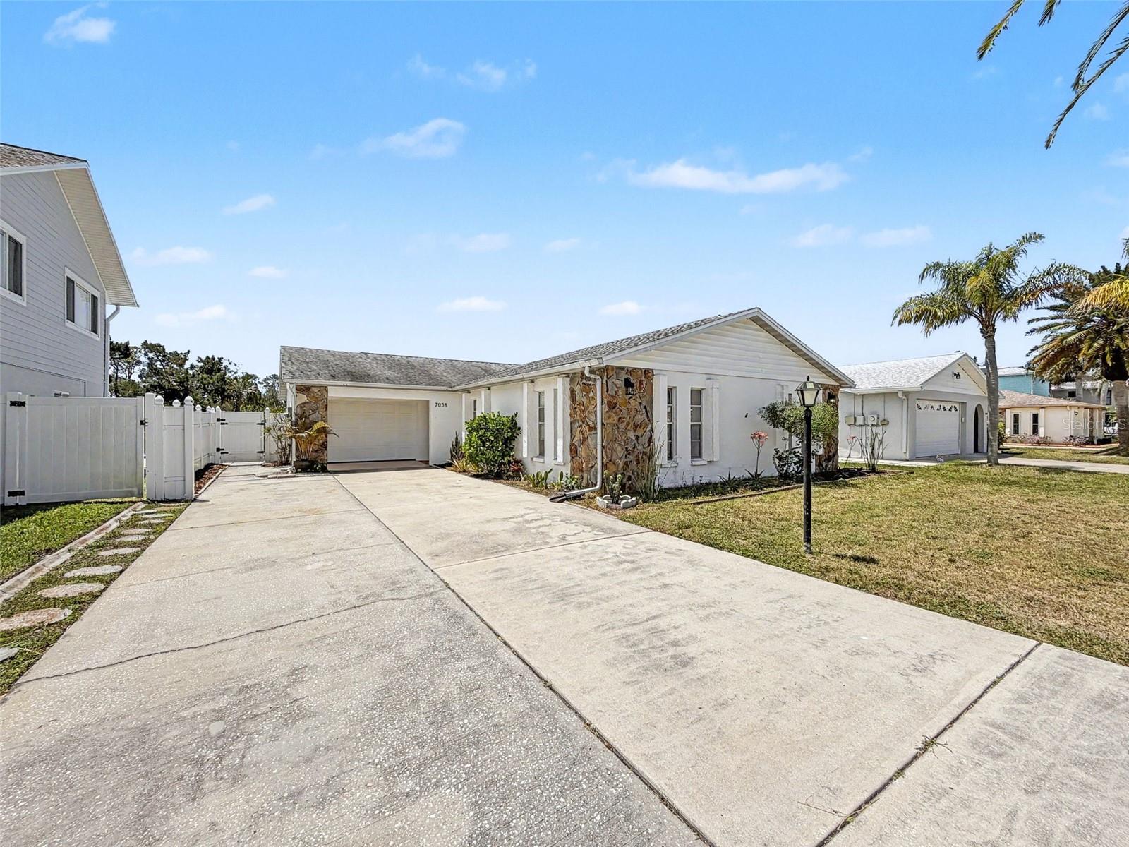 Single Family Residence in HUDSON, FL - Daniel Dourado