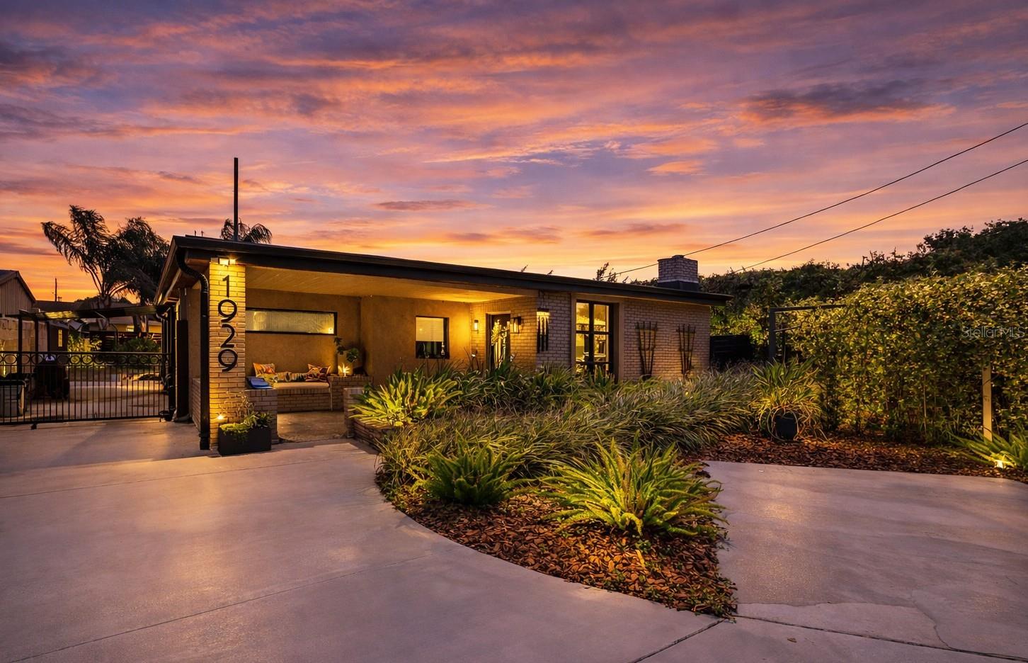 Single Family Residence in ORLANDO, FL - Daniel Dourado