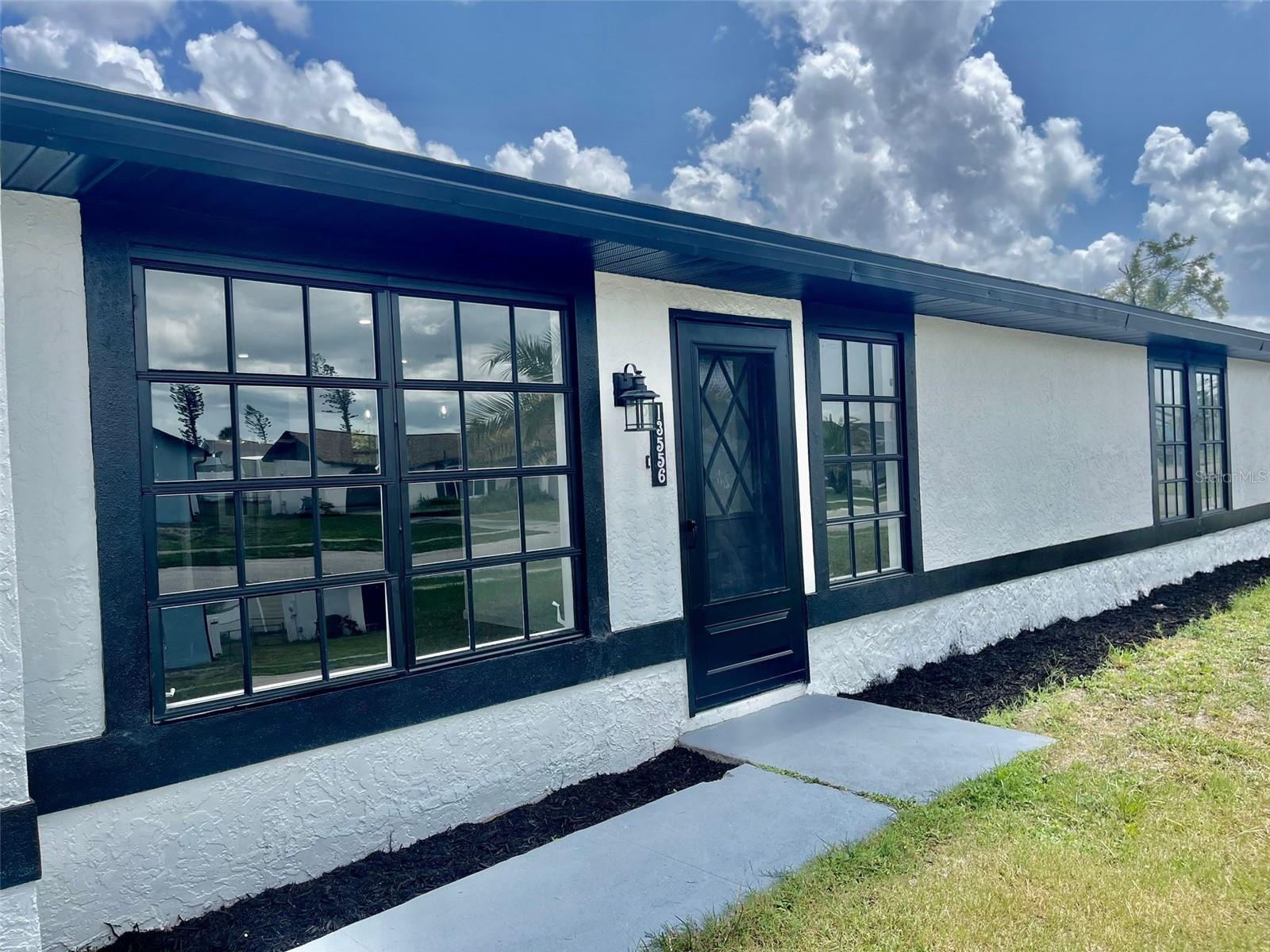Single Family Residence em PORT CHARLOTTE, FL - Daniel Dourado