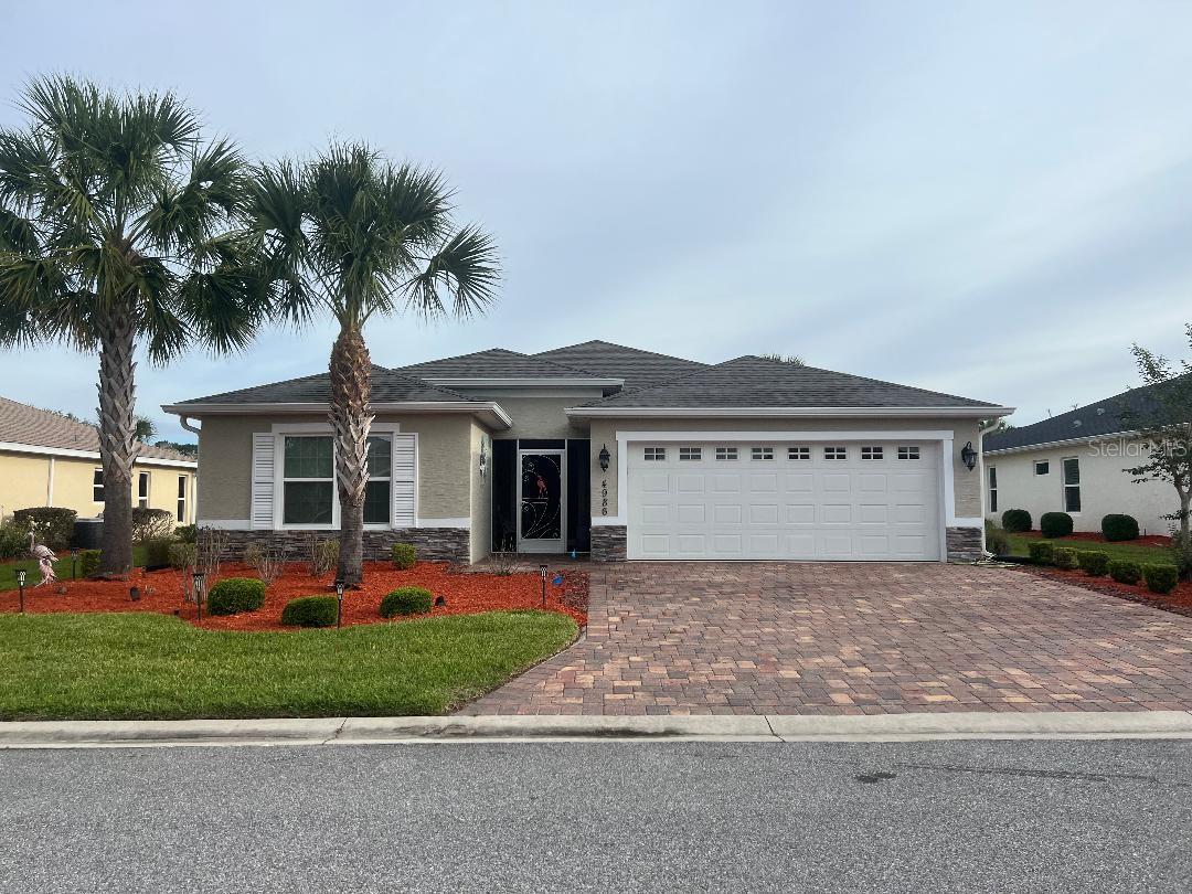 Single Family Residence in OXFORD, FL - Daniel Dourado